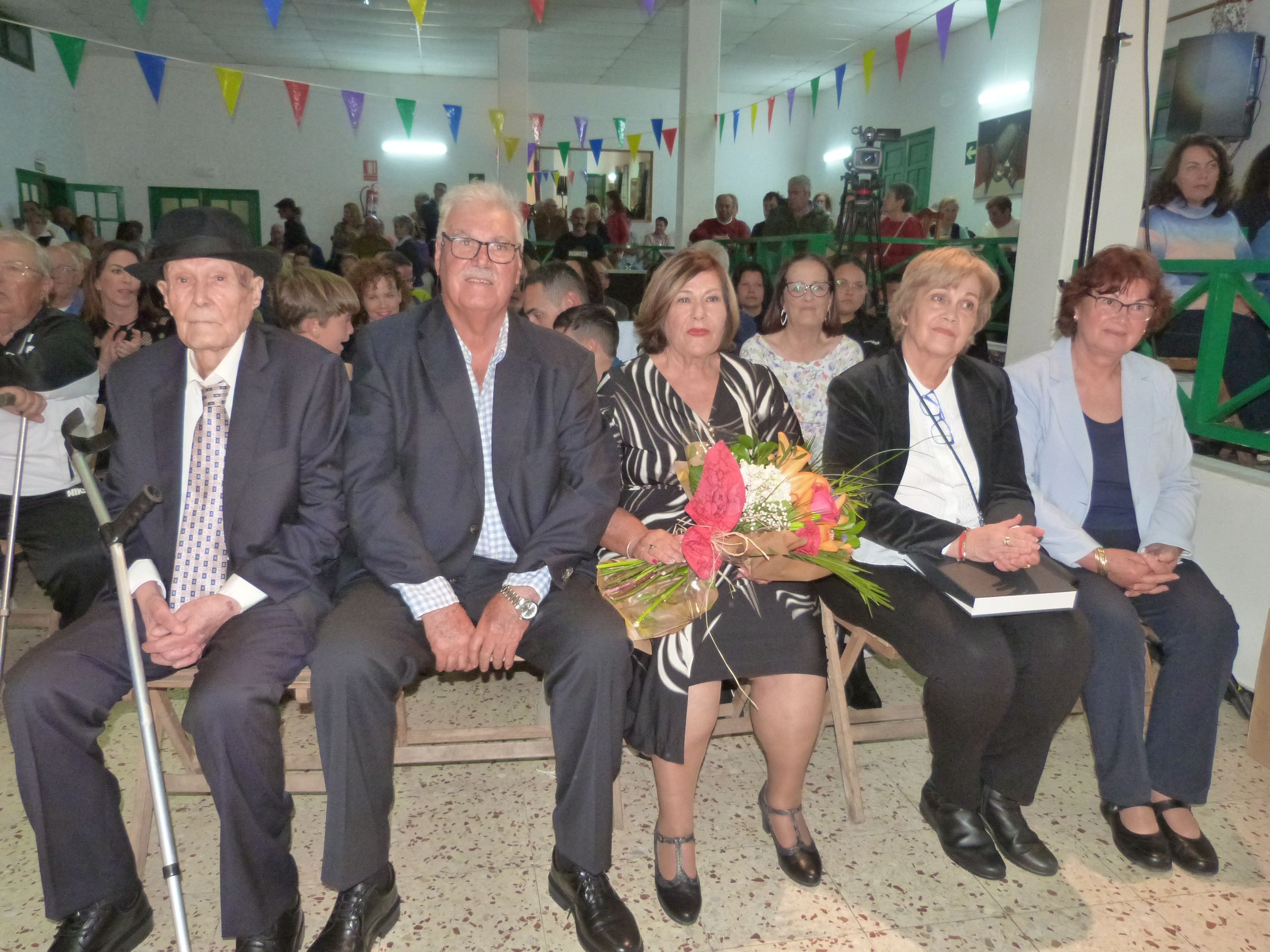 El vecino más longevo de Teseguite, Domingo Díaz Figueroa, junto a sus hijos