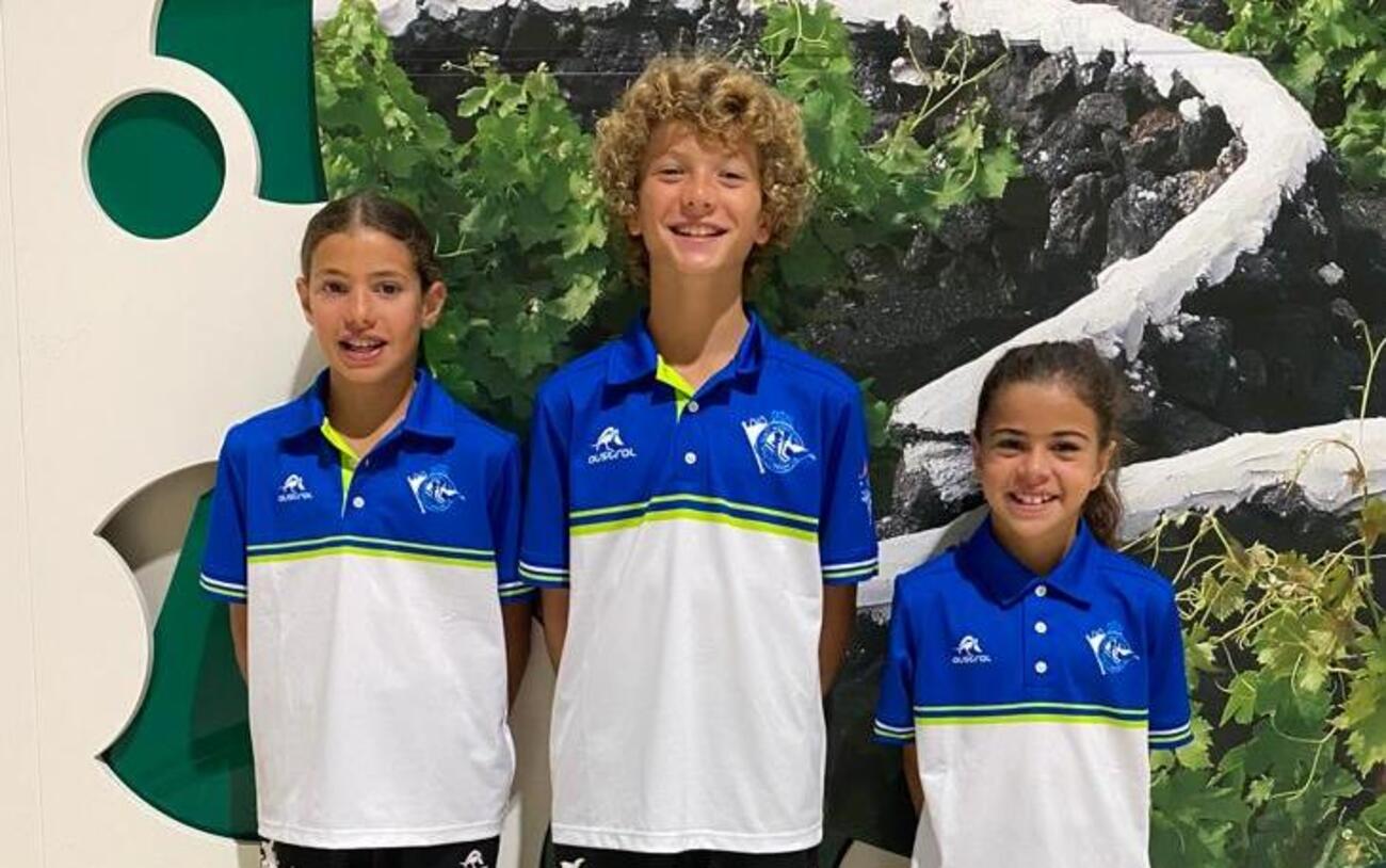 Miguel, Vega y Sofía, nadadores del Club Natación Pingüinos de Arrecife – RCNA