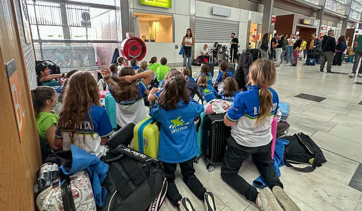 El Club Natación Pingüinos de Arrecife esperando en la terminal del aeropuerto de Gran Canaria El Club Natación Pingüinos de Arrecife esperando en la terminal del aeropuerto de Gran Canaria