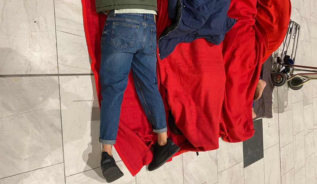 Varias personas duermen en el suelo del aeropuerto de Gran Canaria