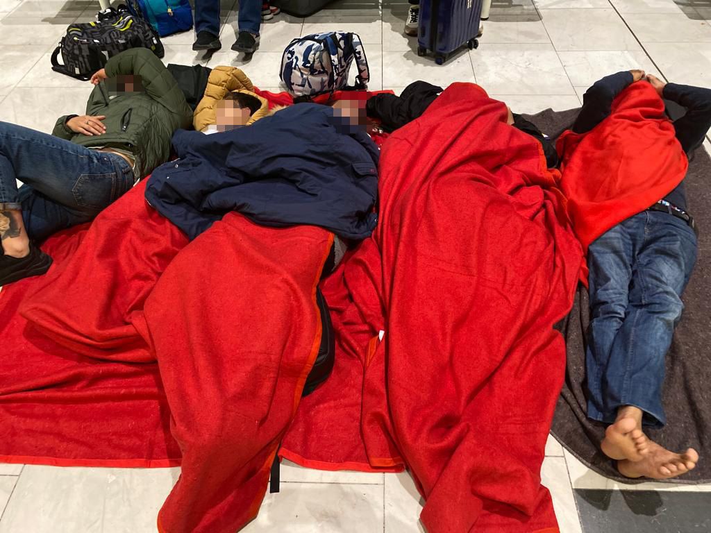 Varios pasajeros duermen en el suelo del aeropuerto Varios pasajeros duermen en el suelo del aeropuerto
