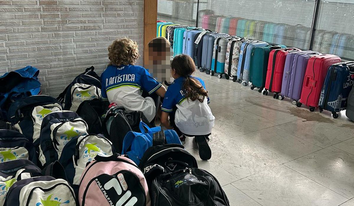 El Club Natación Pingüinos de Arrecife esperando en la terminal del aeropuerto de Gran Canaria El Club Natación Pingüinos de Arrecife esperando en la terminal del aeropuerto de Gran Canaria