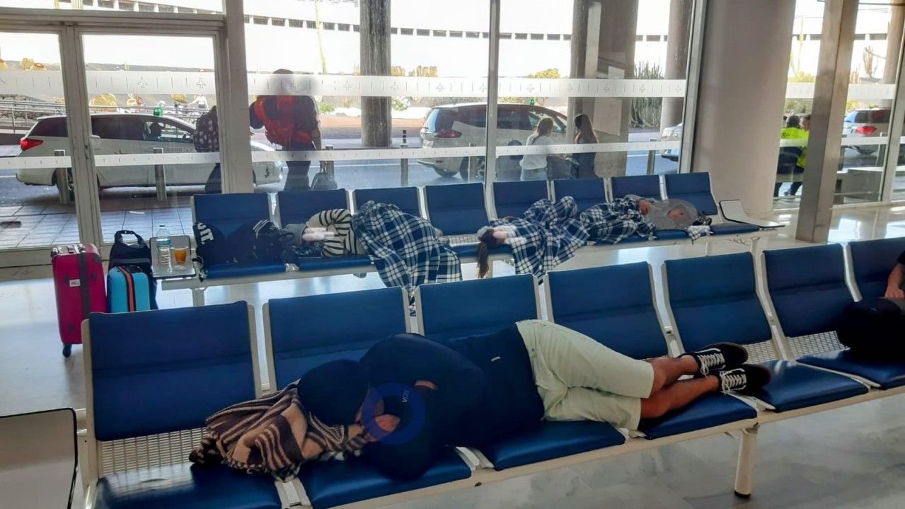 Personas durmiendo en el aeropuerto de Lanzarote
