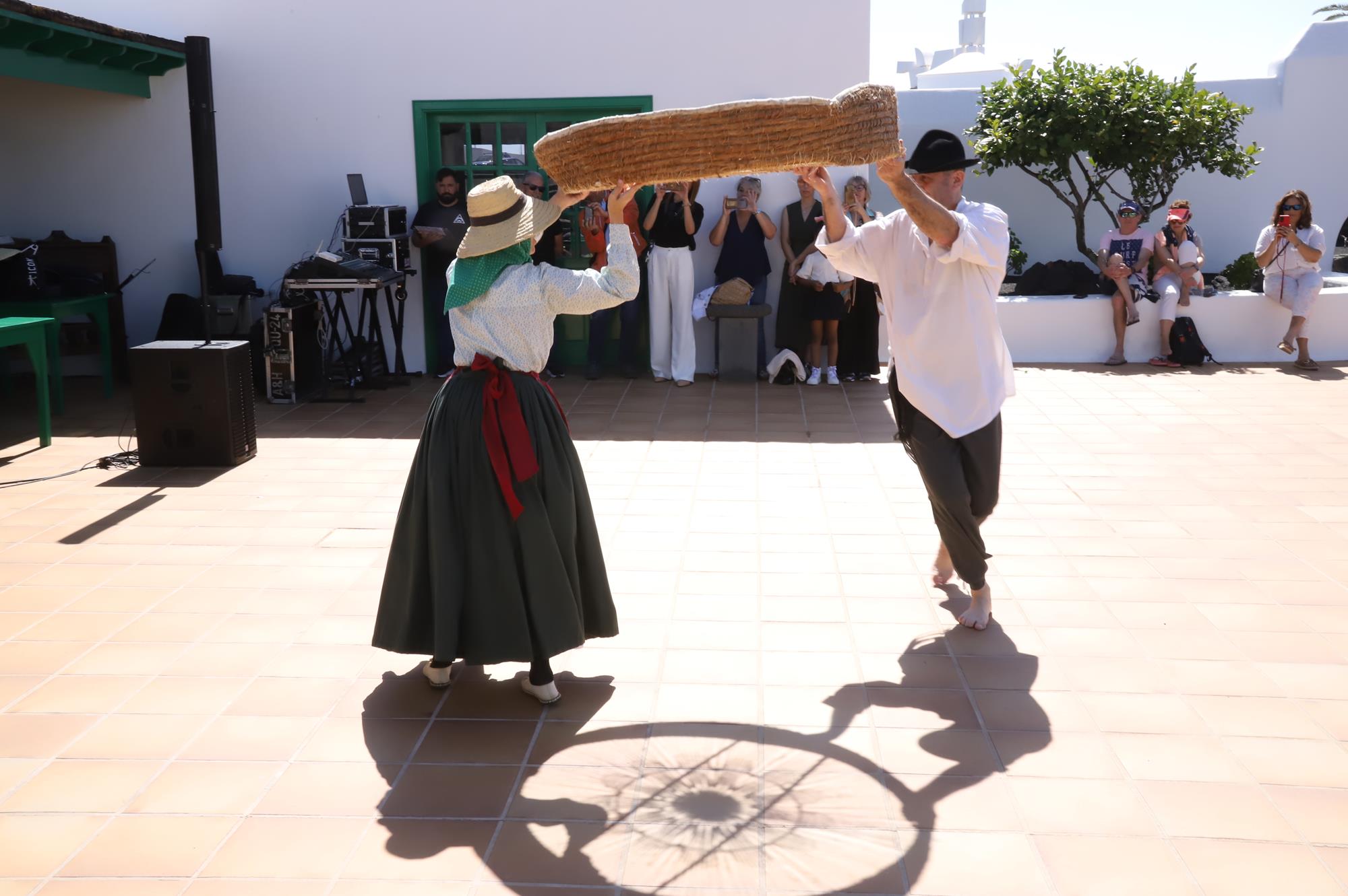 Leticia Martín y Víctor Brito, ataviados con trajes de campesinos