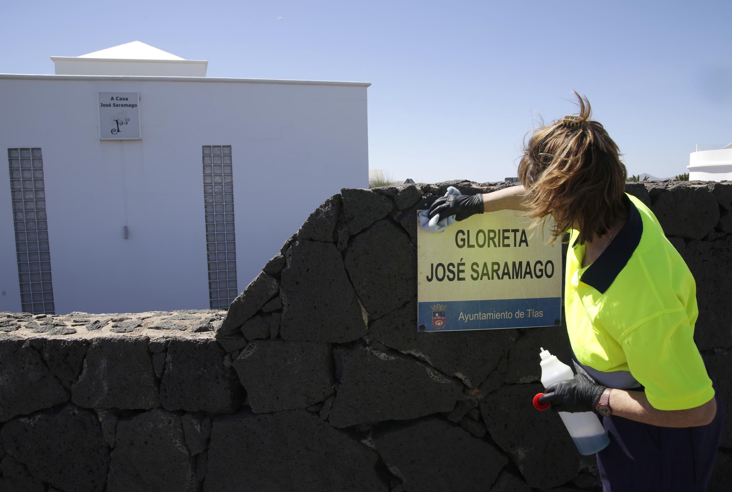 Efectivos limpian la señalética de la calle con motivo de la Cumbre Hispano-Portuguesa