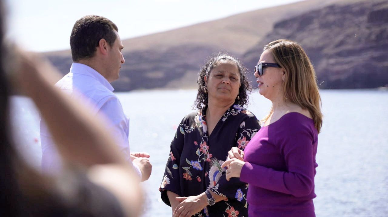 La presidenta del Cabildo de Lanzarote, Dolores Corujo, en su visita a las jaulas marinas