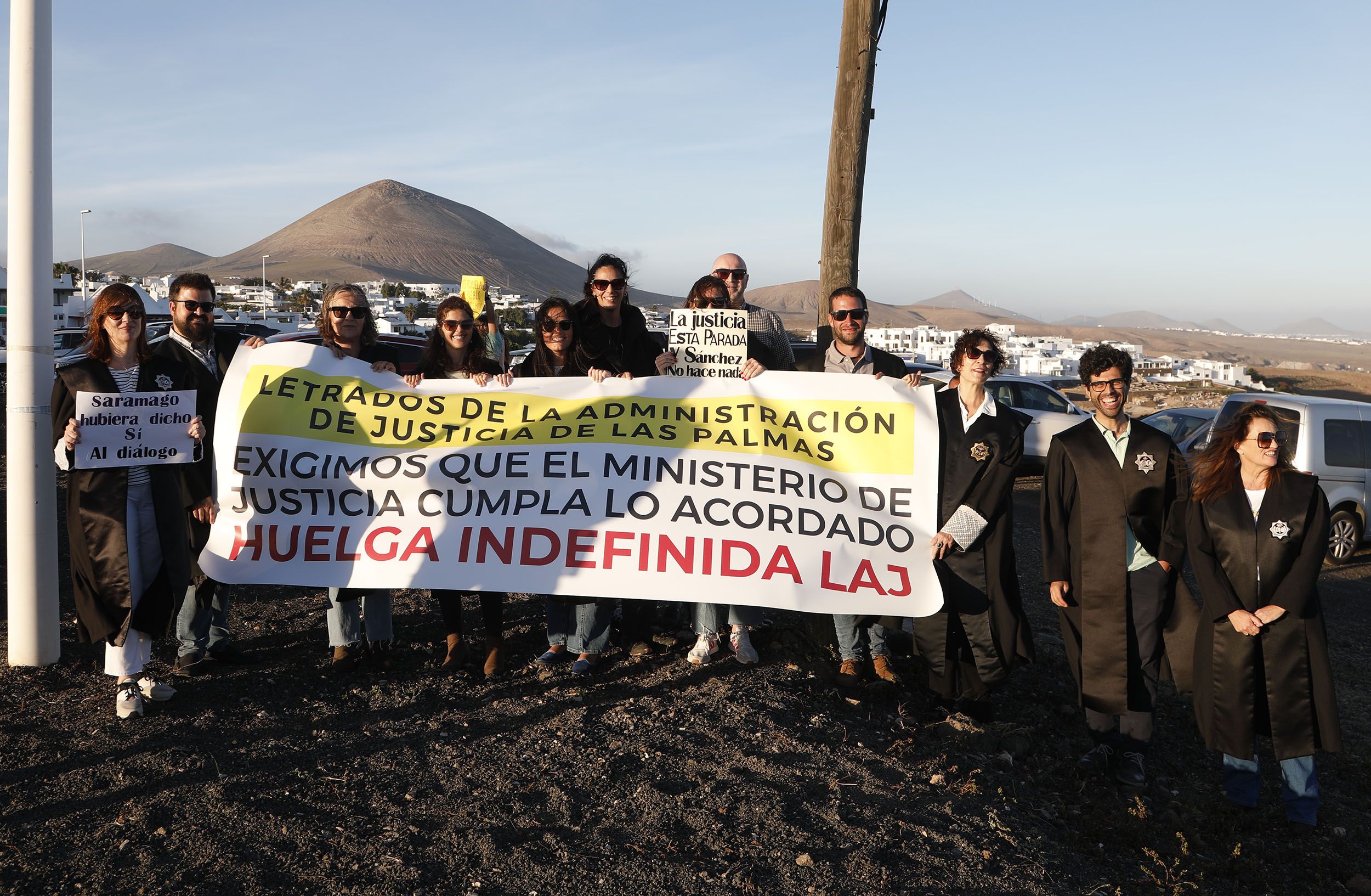 Letrados de la Administración de Justicia protestando durante la llegada de Sánchez a Lanzarote