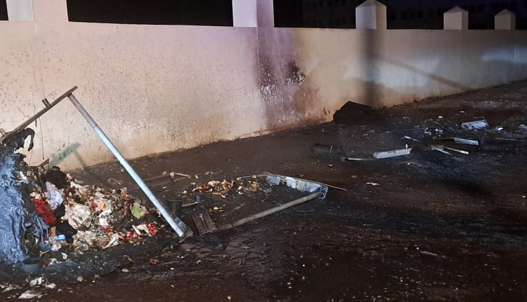 Contenedores completamente calcinados en Arrecife Contenedores completamente calcinados en Arrecife