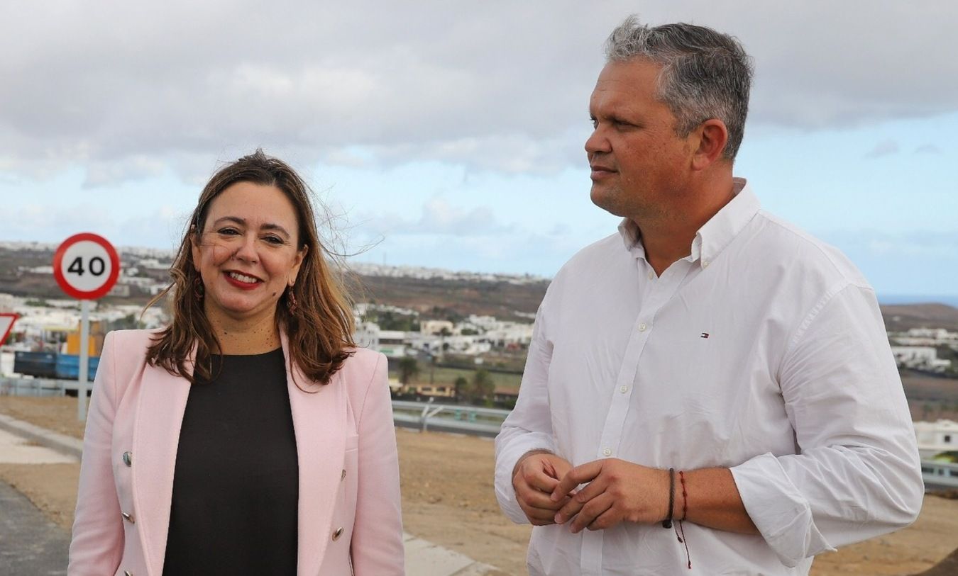 La presidenta del Cabildo, María Dolores Corujo, y el consejero de Obras Públicas, Alfredo Mendoza