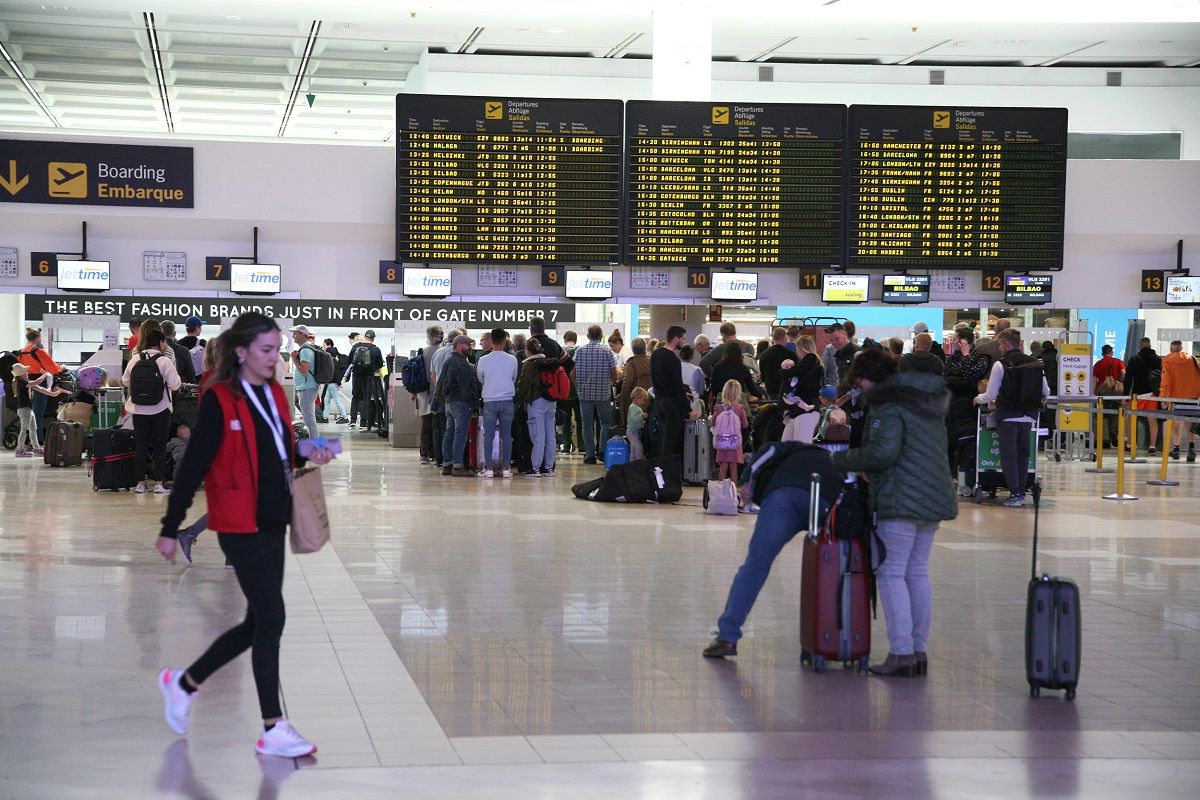 Viajeros embarcando para sus respectivos vuelos en el aeropuerto César Manrique