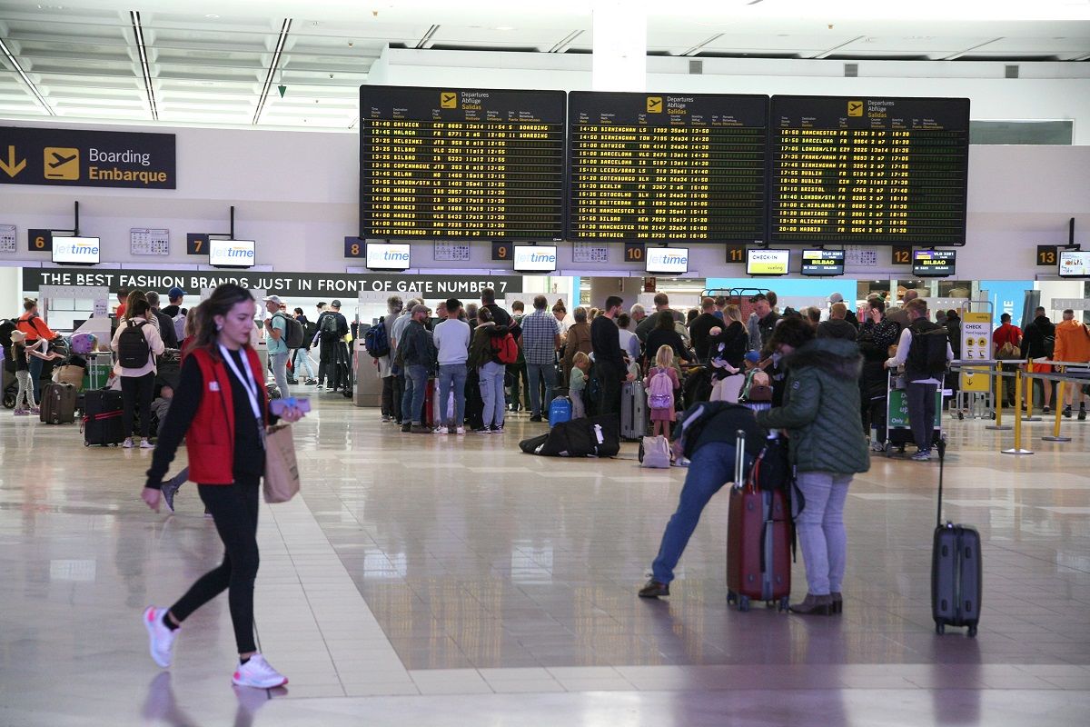 Viajeros en el aeropuerto César Manrique