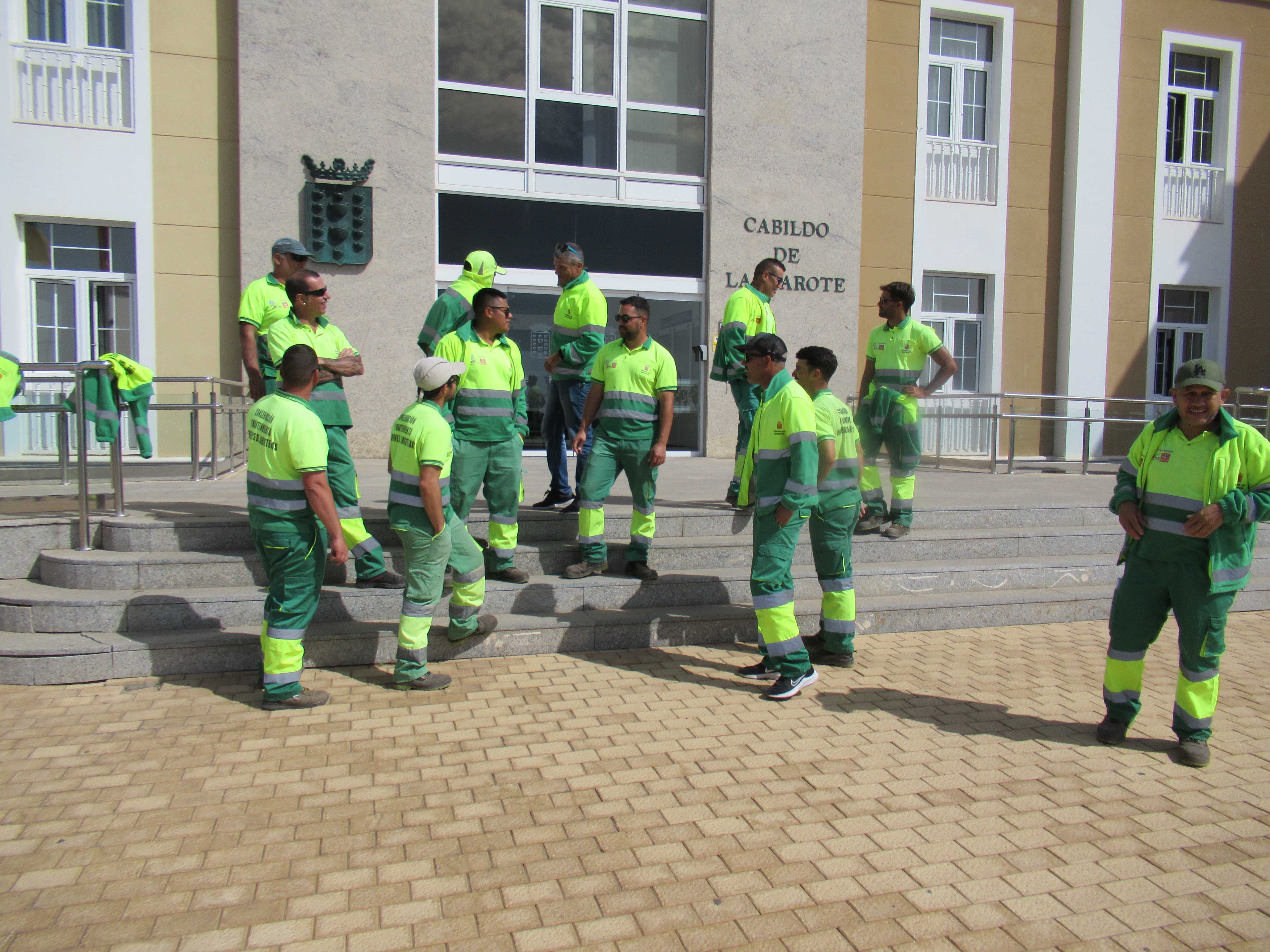 Los operarios del UTE Tabaiba durante la concentración celebrada este jueves ante las puertas del Cabildo (Fotos: José Luis Carrasco)