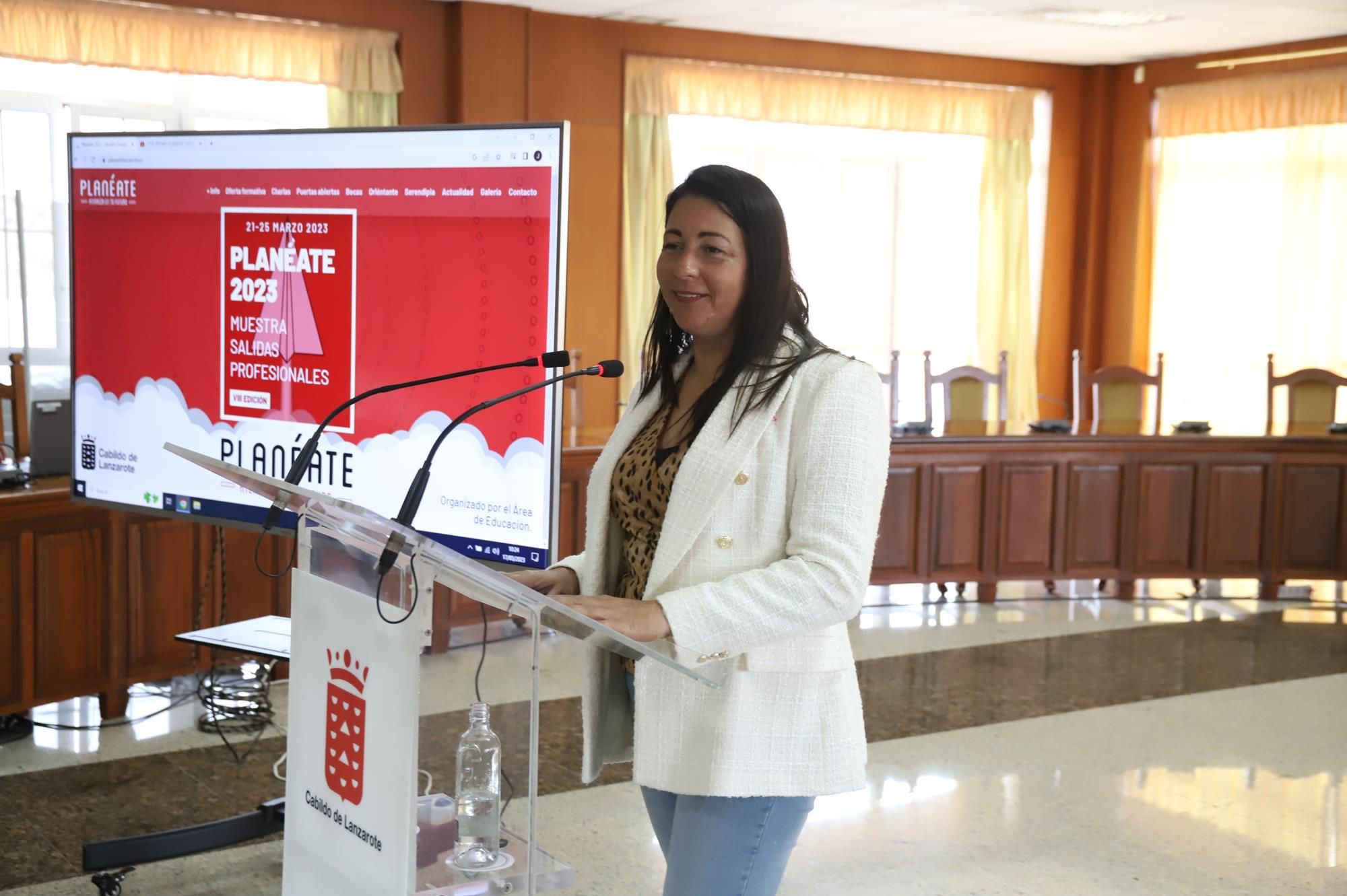 La consejera de Educación del Cabildo de Lanzarote, Myriam Barros, durante la presentación de las jornadas de formación