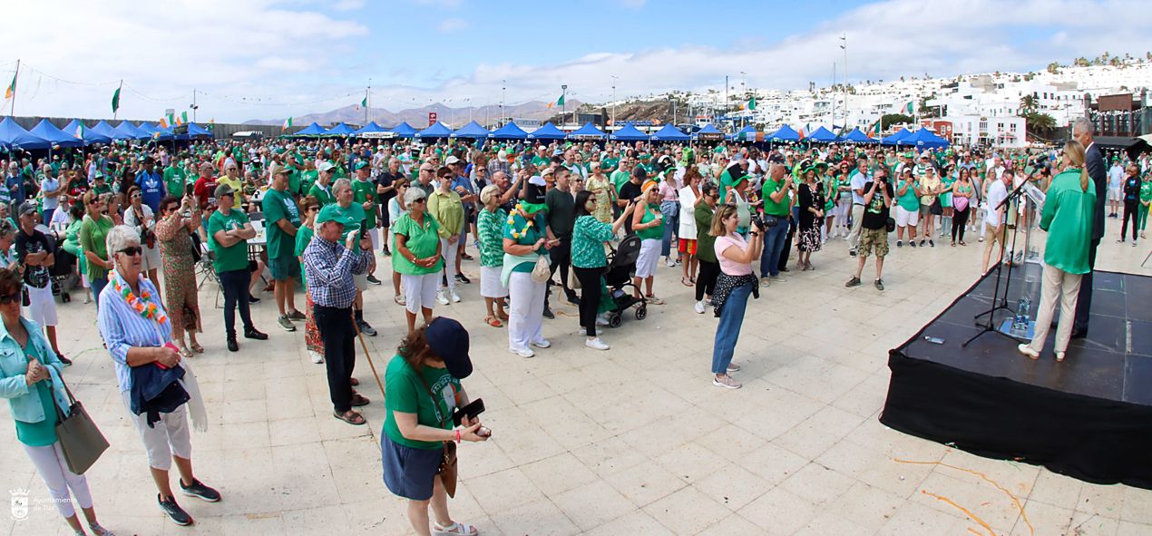 Varias personas asisten a un acto multitudinario en Puerto del Carmen Varias personas asisten a un acto multitudinario en Puerto del Carmen