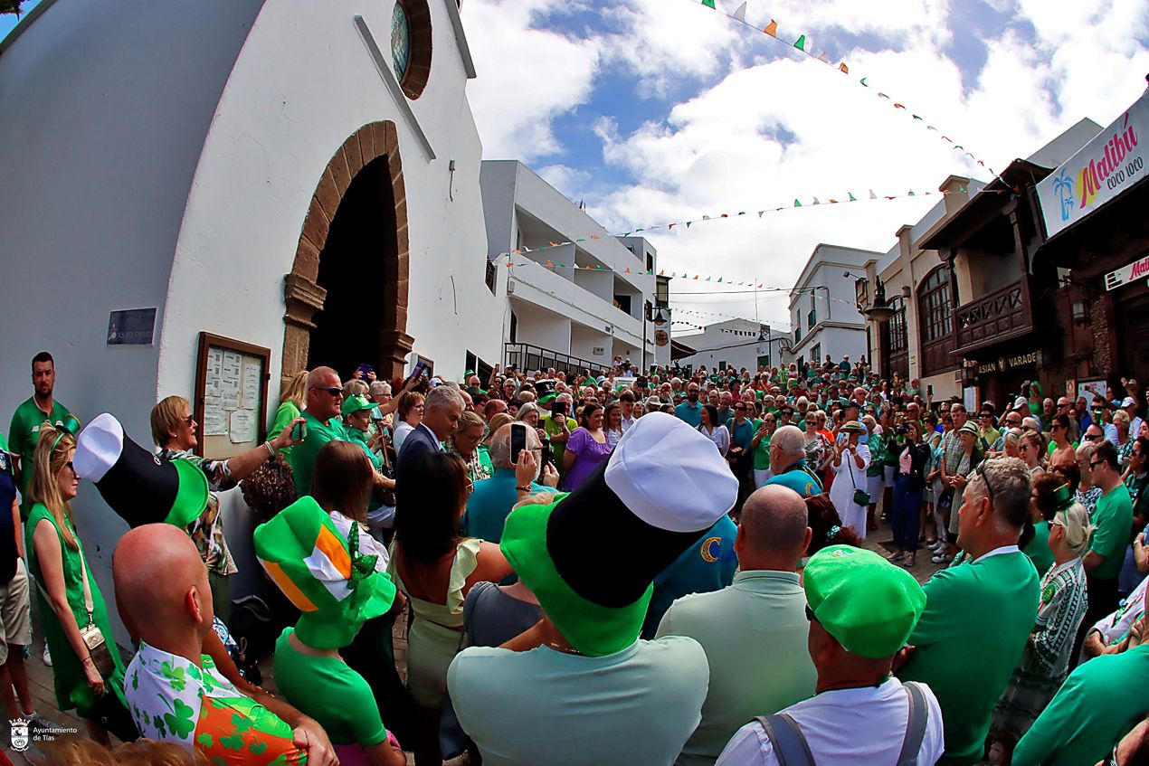 Varias personas asisten a un acto multitudinario en Puerto del Carmen Varias personas asisten a un acto multitudinario en Puerto del Carmen
