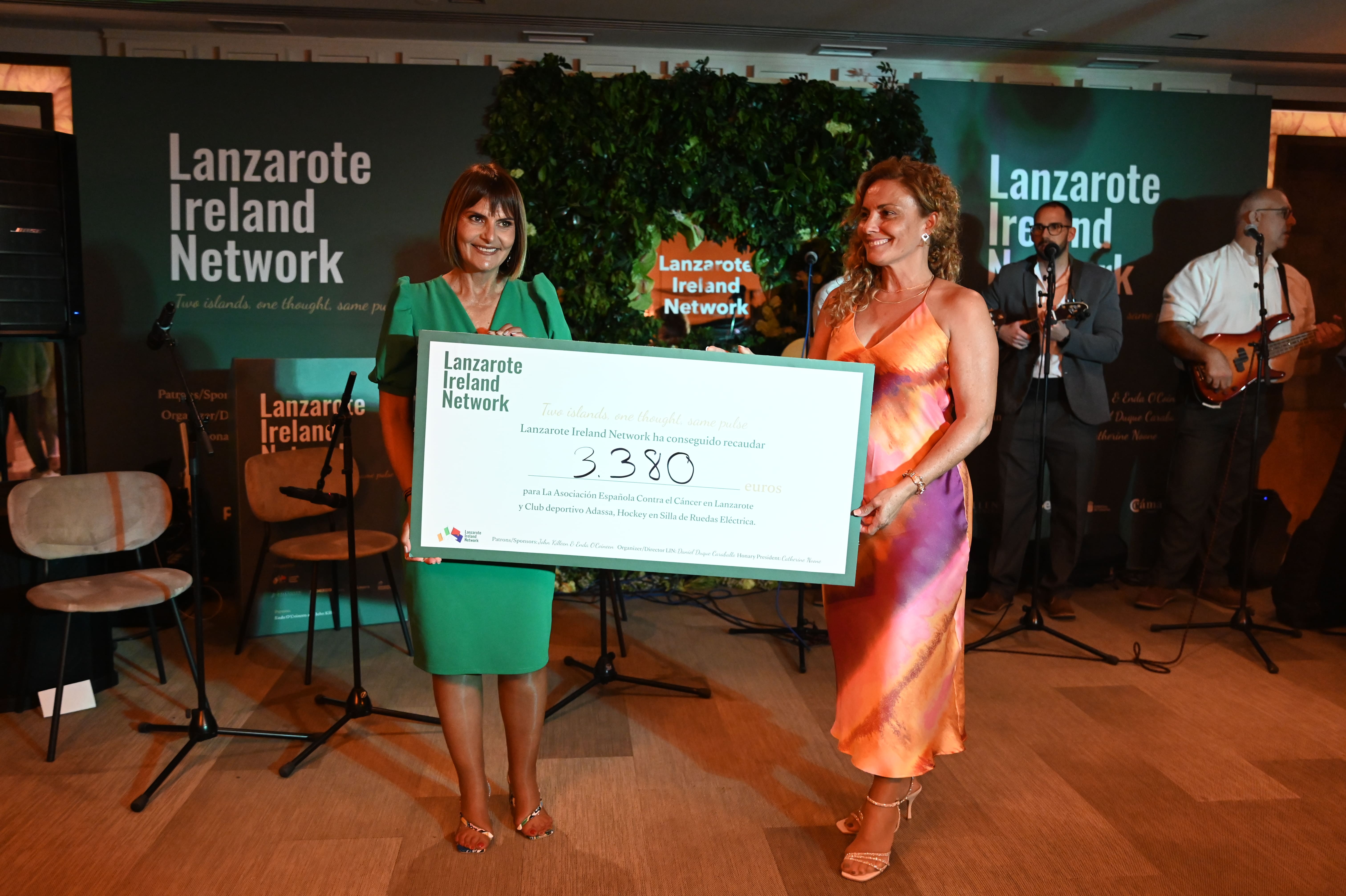 Representantes de Club Deportivo Adassa y Asociacioìn EspanÞola Contra el Caìncer de Lanzarote, recogen el cheque de la recaudacioìn de fondos en el evento de Lanzarote Ireland Network Representantes de Club Deportivo Adassa y Asociacioìn EspanÞola Contra el Caìncer de Lanzarote, recogen el cheque de la recaudacioìn de fondos en el evento de Lanzarote Ireland Network