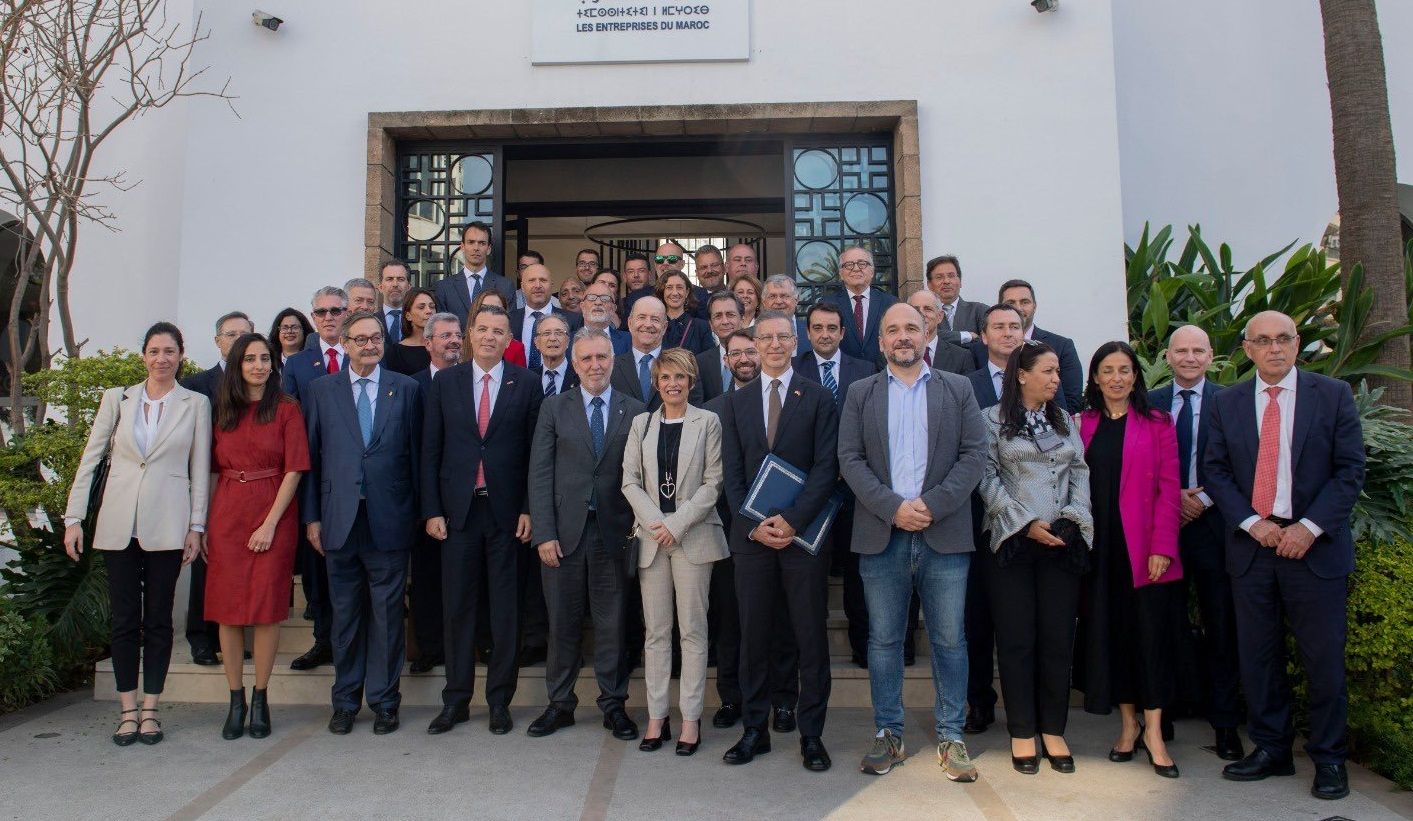 Firma del acuerdo con los empresarios marroquíes en Casablanca. Valle aparece en segunda fila tras el consejero Valbuena.