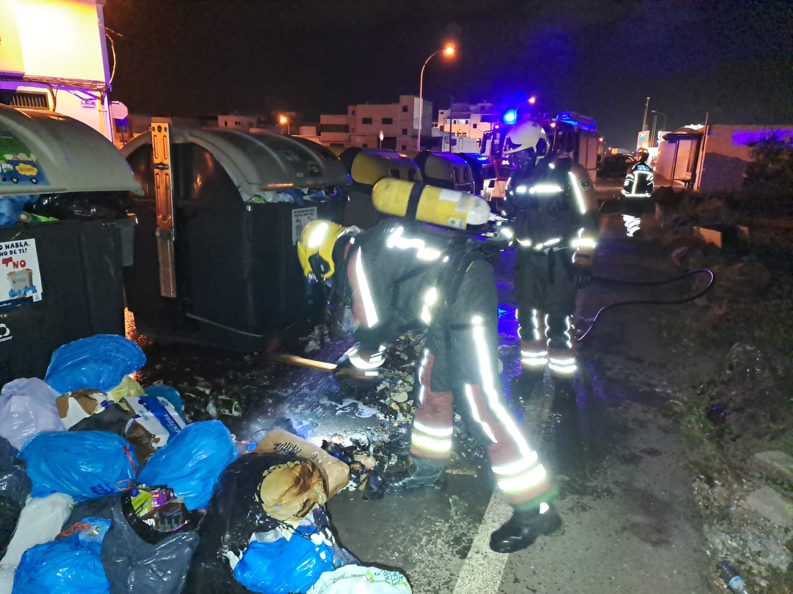 Bomberos apagando el fuego en un contenedor de Arrecife