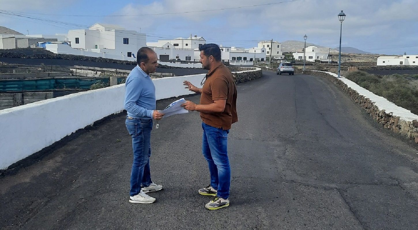 Jesús Machín y Luis Miguel Pérez conversando sobre el plan de obras