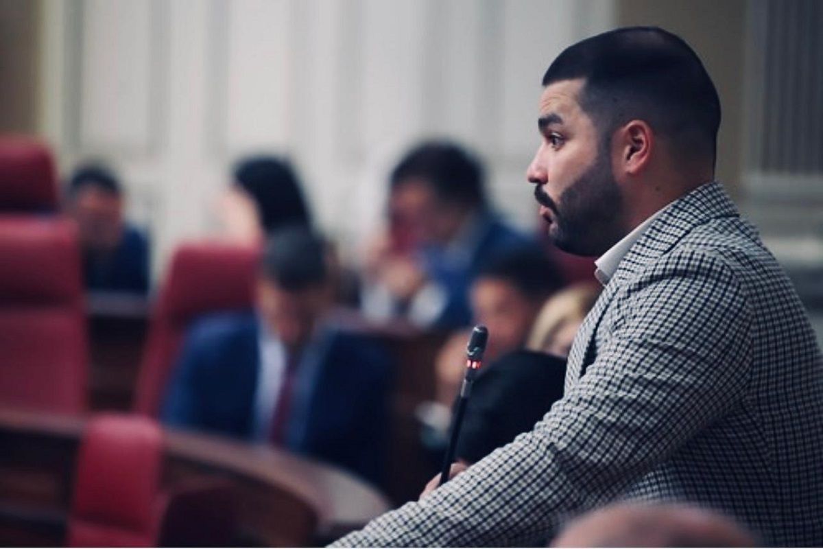 Jesús Machín del Grupo Nacionalista Canario hablando sobre el tema en cuestión