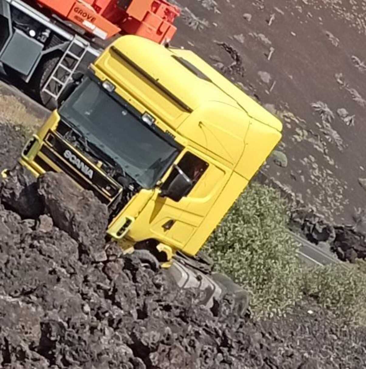 Camión fuera de la vía en Playa Blanca