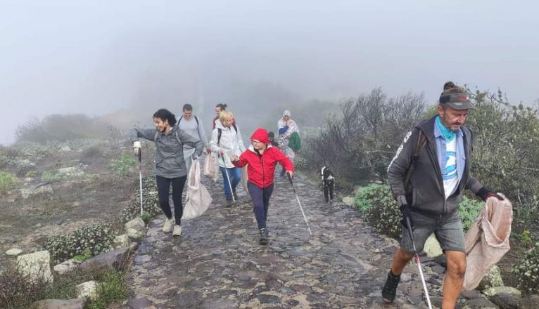 'Lanzarote Limpia' en sus labores de limpieza 'Lanzarote Limpia' en sus labores de limpieza