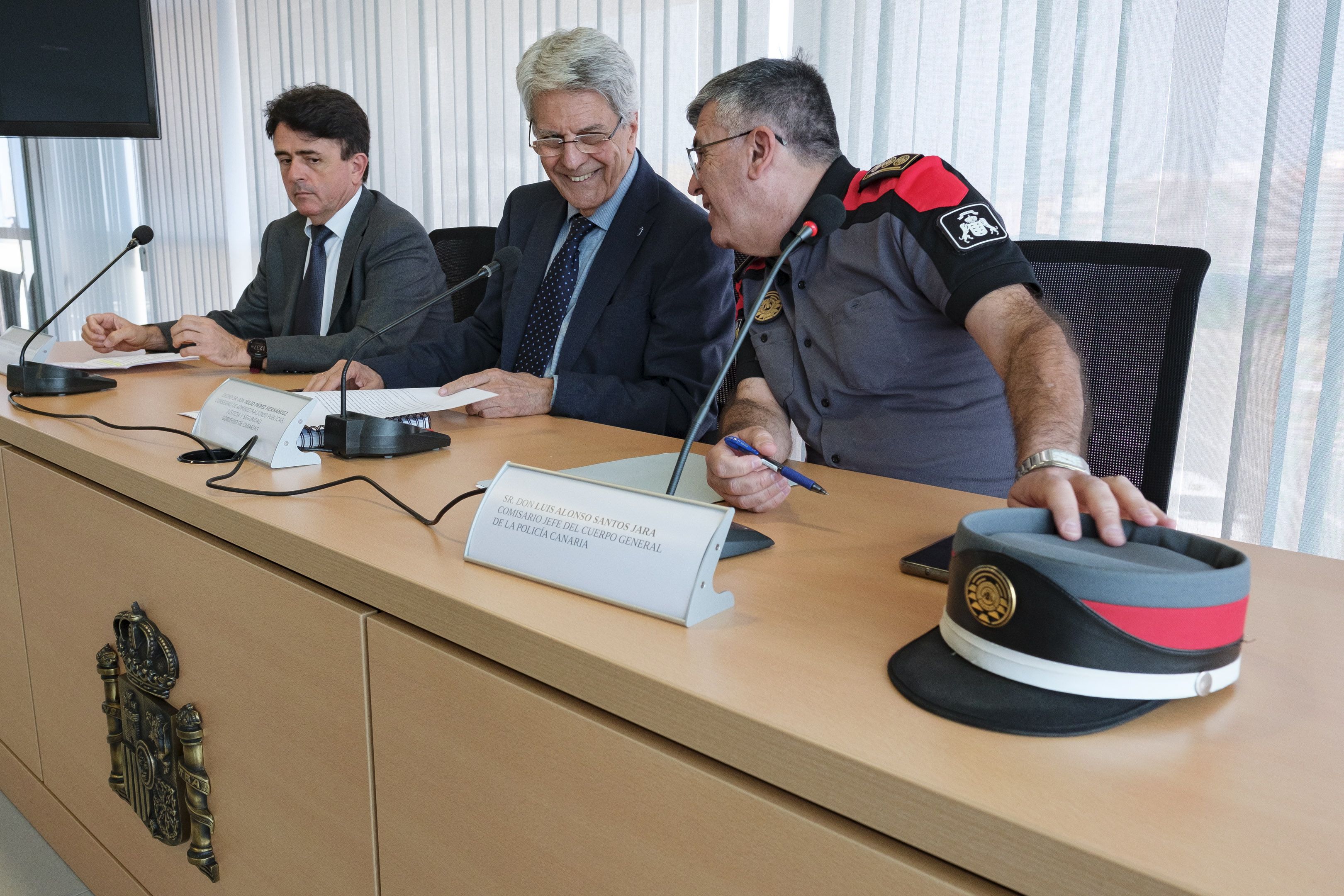 El consejero de Justicia y Seguridad del Gobierno de Canarias, Julio Pérez (c); el comisario jefe del cuerpo general de la Policía Canaria, Luis Alonso Santos (d); y el presidente del Tribunal Superior de Justicia de Canarias, Juan Luis Lorenzo Bragado (i). EFE/Angel