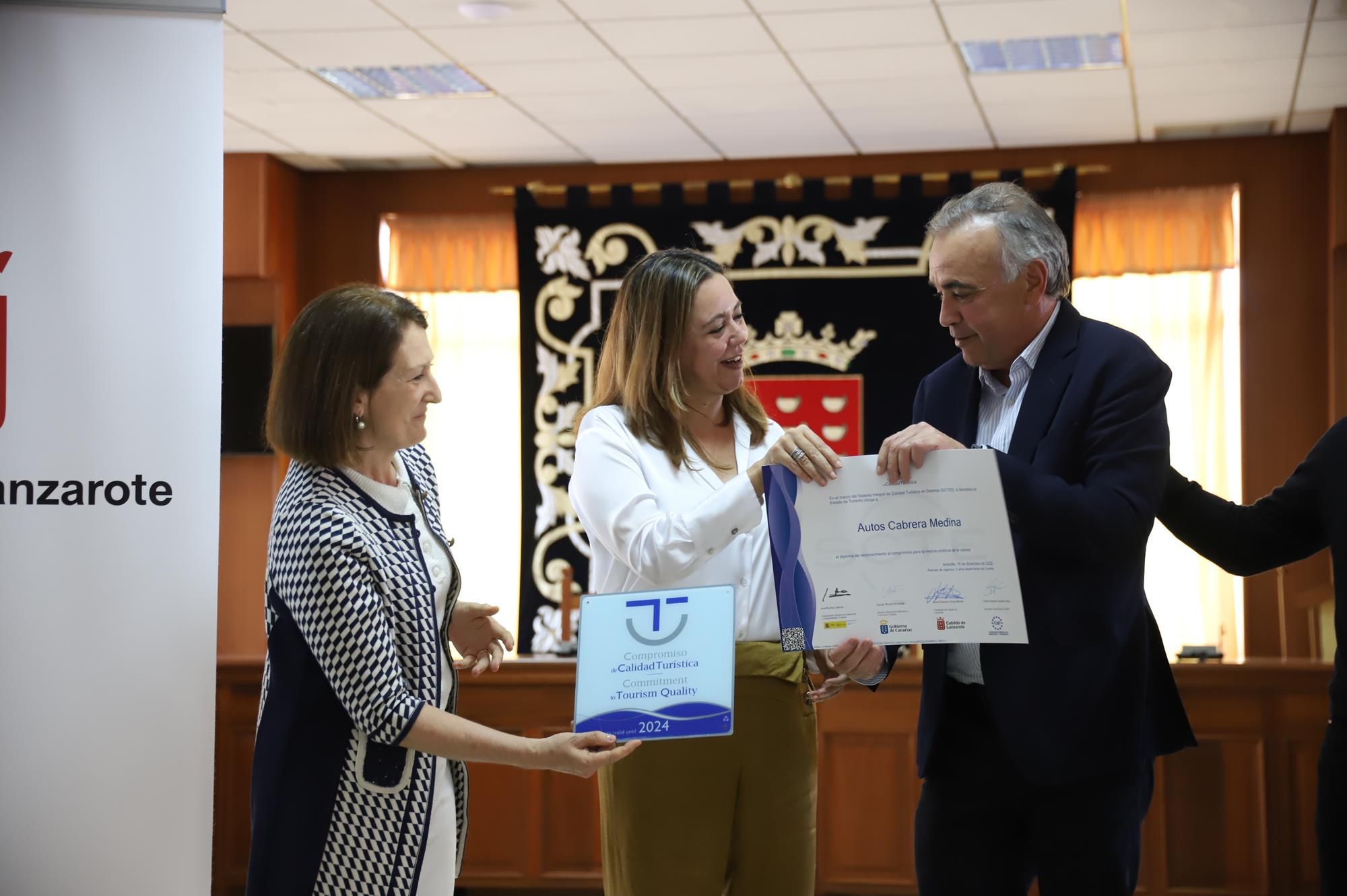 La presidenta del Cabildo, Dolores Corujo, hace entrega a los galardonados La presidenta del Cabildo, Dolores Corujo, hace entrega a los galardonados