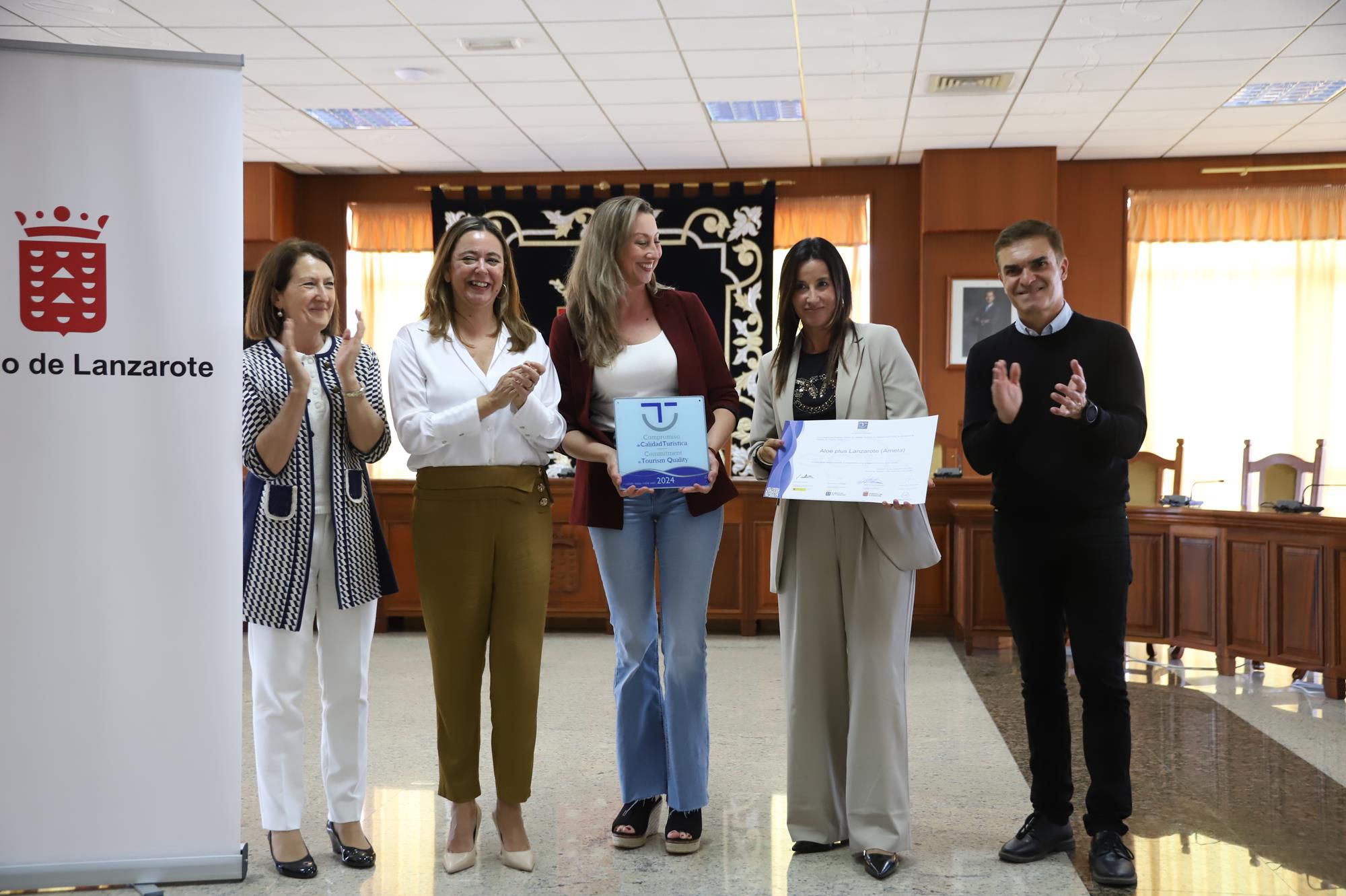 La presidenta del Cabildo, Dolores Corujo, hace entrega a los galardonados La presidenta del Cabildo, Dolores Corujo, hace entrega a los galardonados