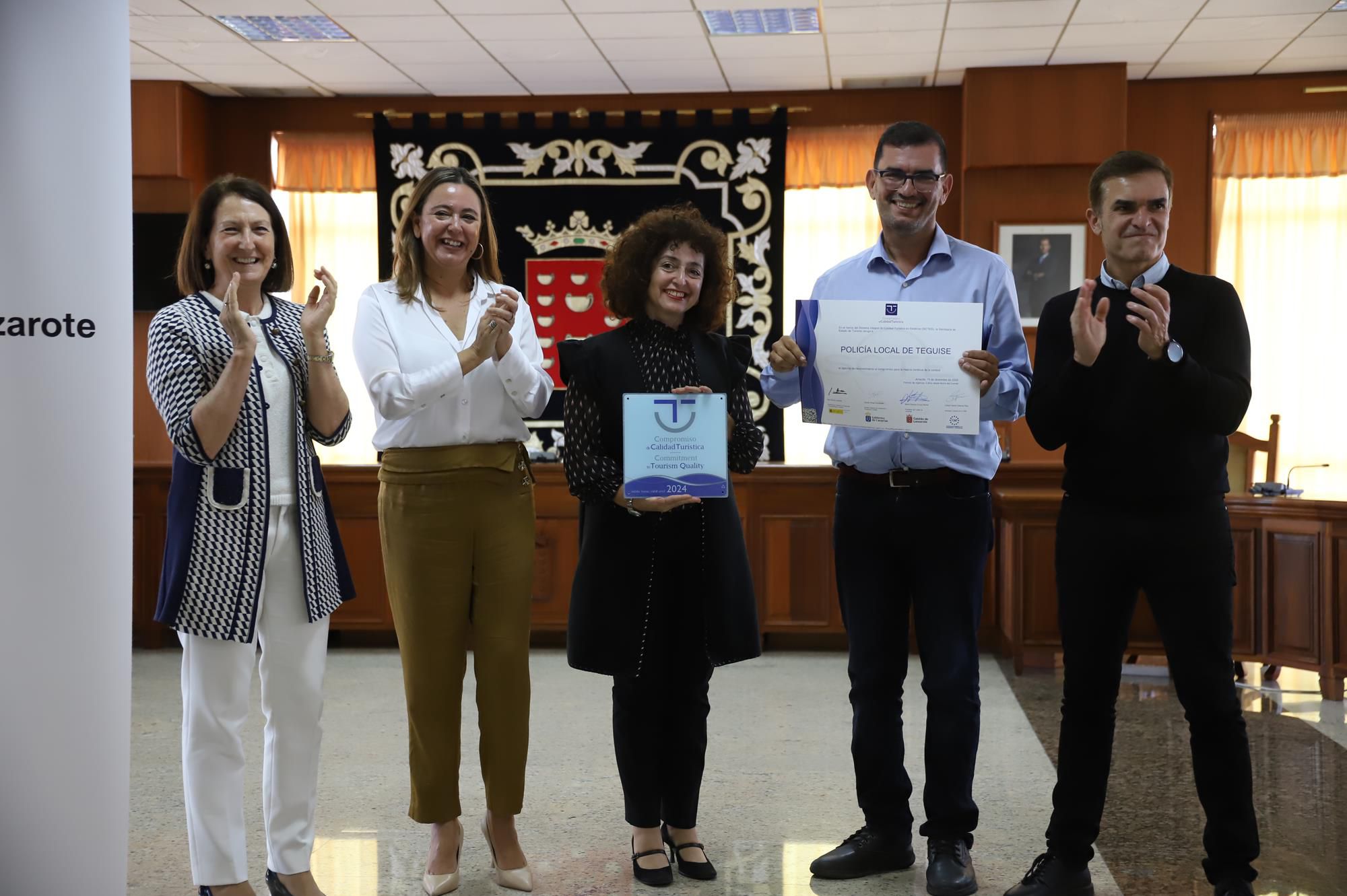 La presidenta del Cabildo, Dolores Corujo, hace entrega a los galardonados La presidenta del Cabildo, Dolores Corujo, hace entrega a los galardonados