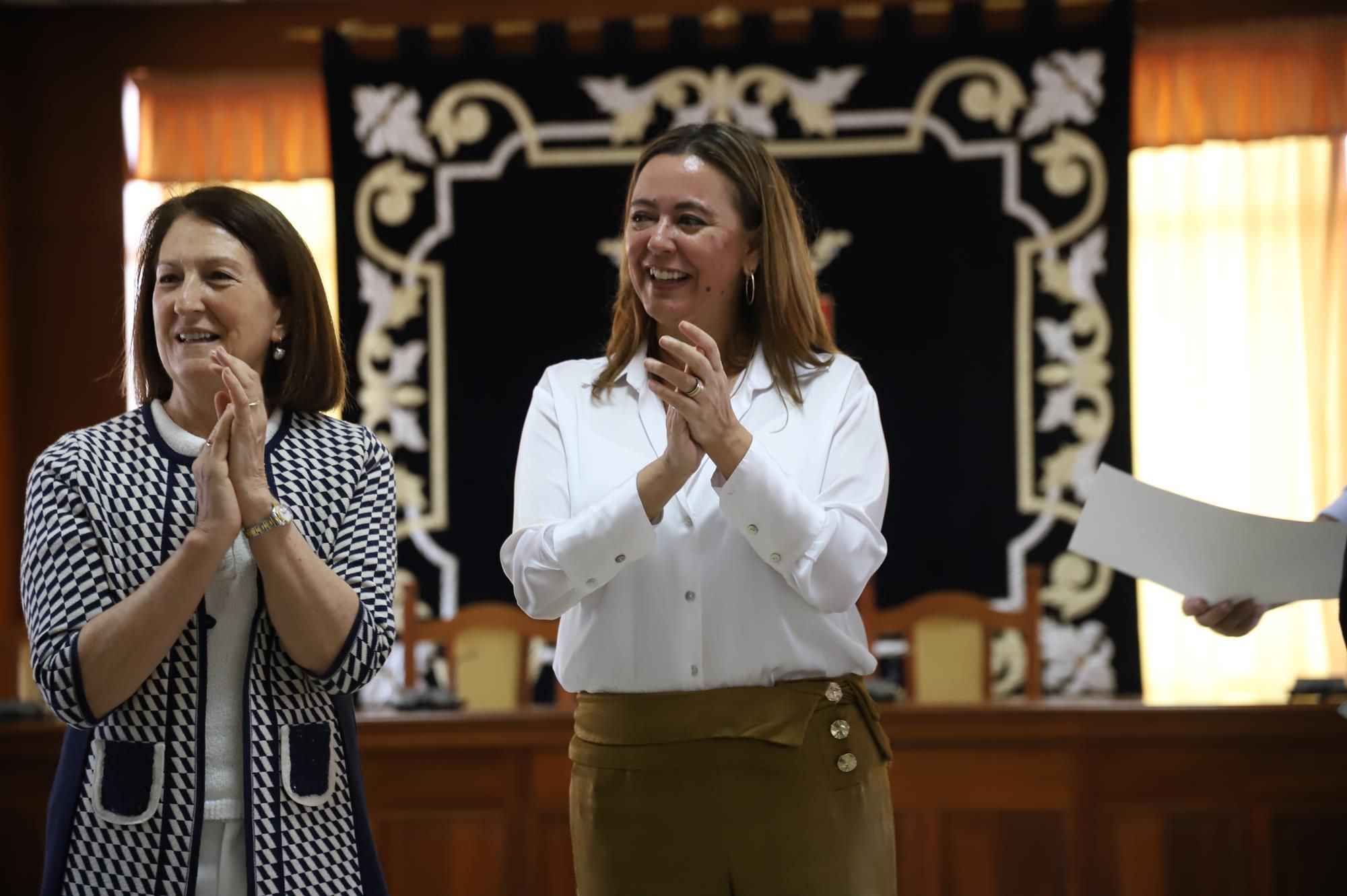 La presidenta del Cabildo, Dolores Corujo, hace entrega a los galardonados La presidenta del Cabildo, Dolores Corujo, hace entrega a los galardonados