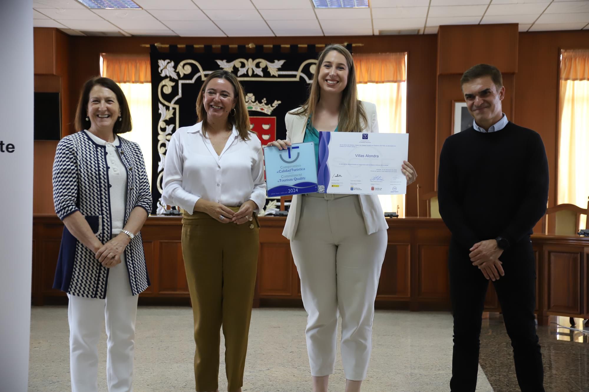 La presidenta del Cabildo, Dolores Corujo, hace entrega a los galardonados La presidenta del Cabildo, Dolores Corujo, hace entrega a los galardonados