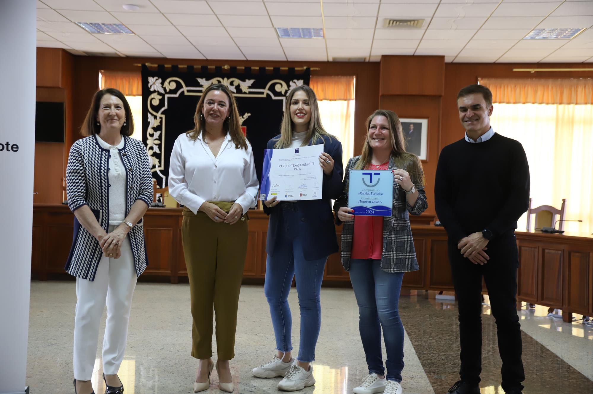 La presidenta del Cabildo, Dolores Corujo, hace entrega a los galardonados La presidenta del Cabildo, Dolores Corujo, hace entrega a los galardonados