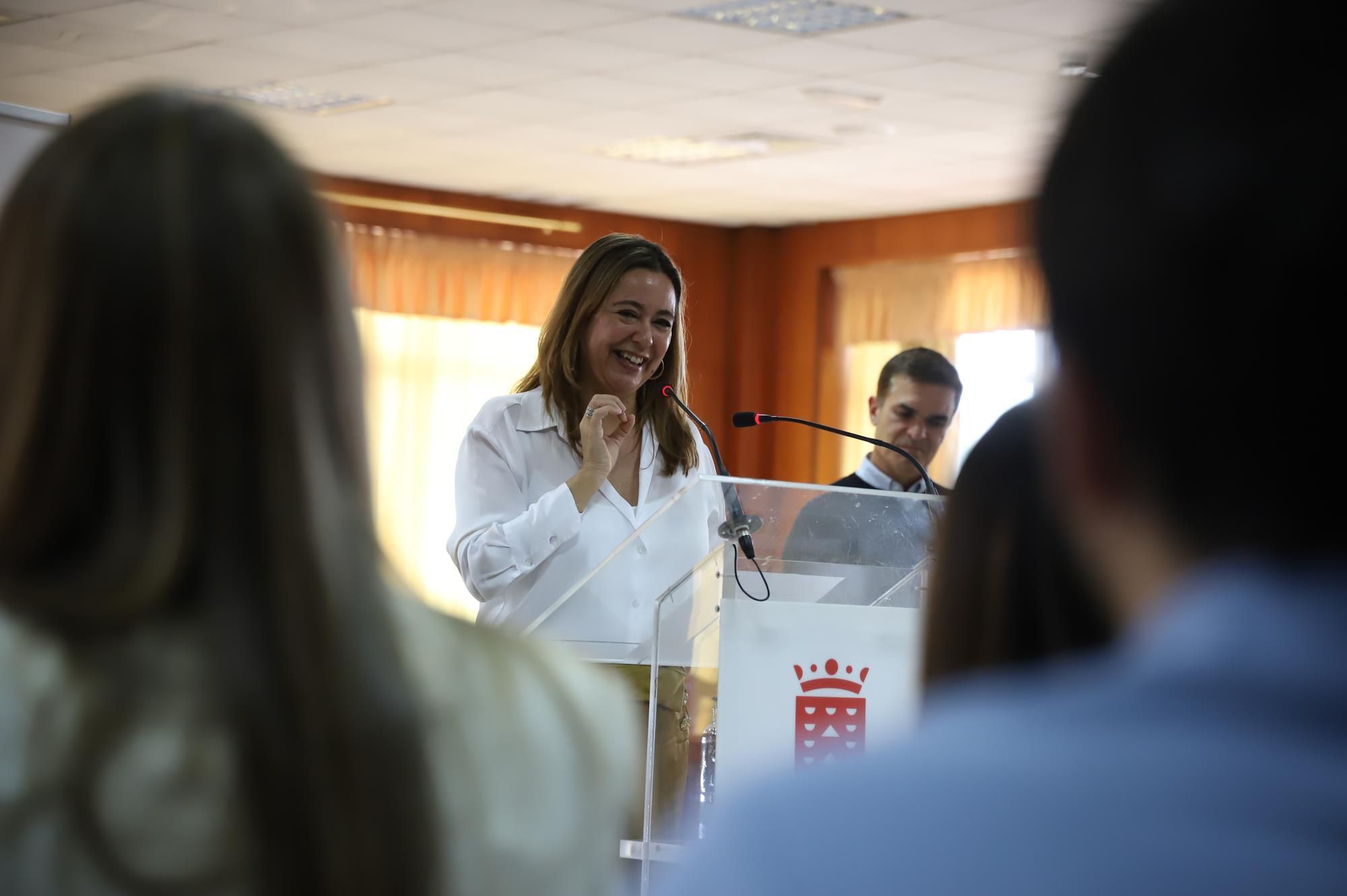 La presidenta del Cabildo, Dolores Corujo, hace entrega a los galardonados La presidenta del Cabildo, Dolores Corujo, hace entrega a los galardonados