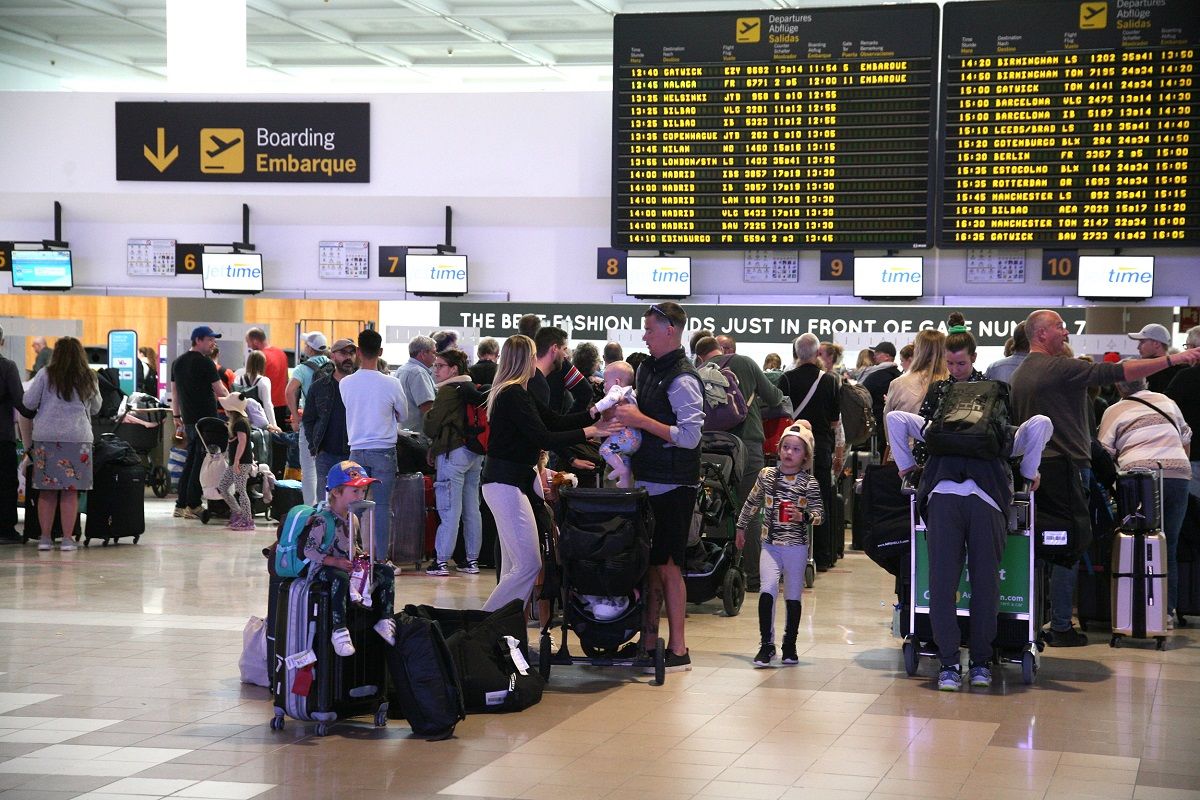 Pasajeros a punto de facturar para sus vuelos en el aeropuerto de Lanzarote