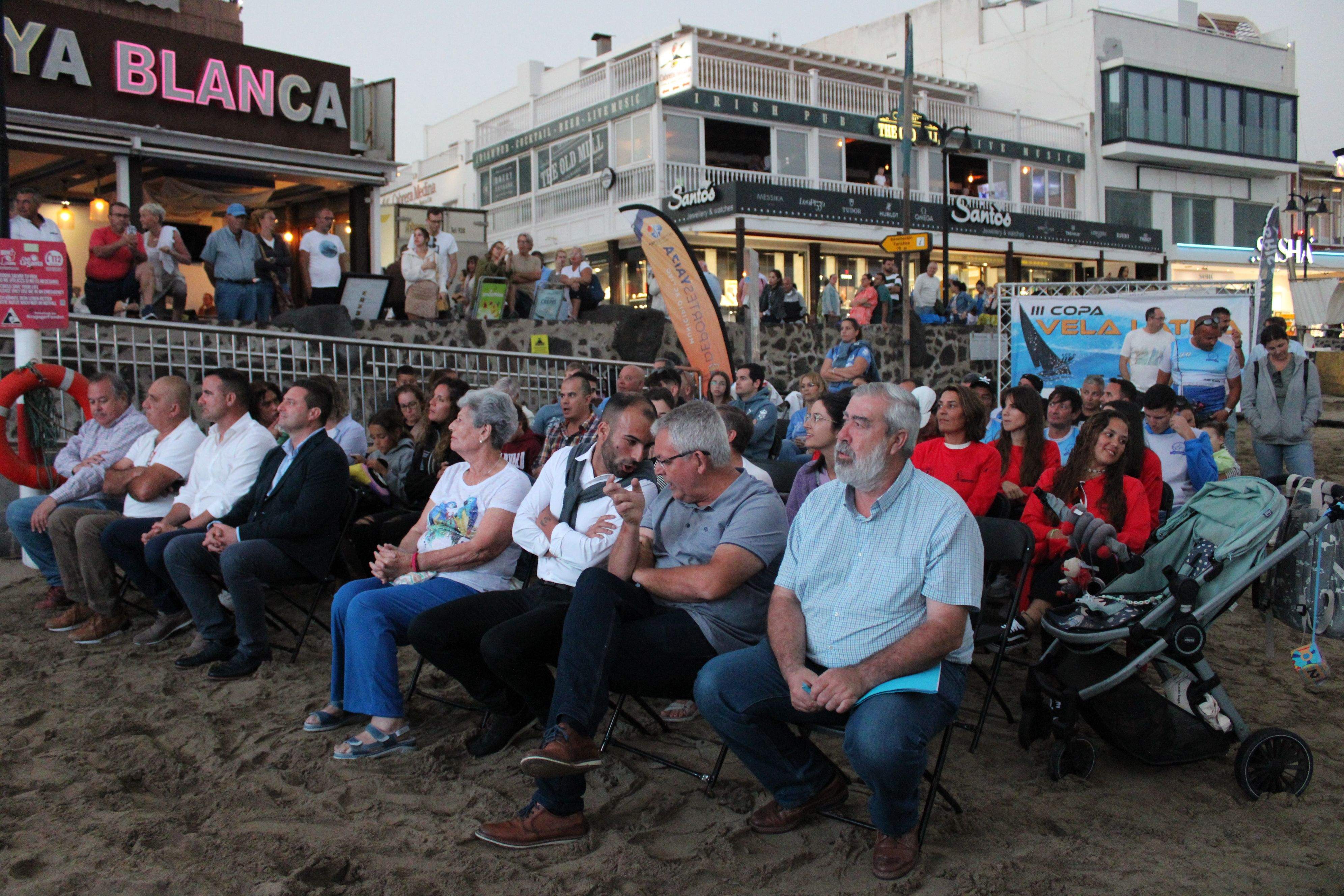 Acto celebrado en la playa de Playa Blanca
