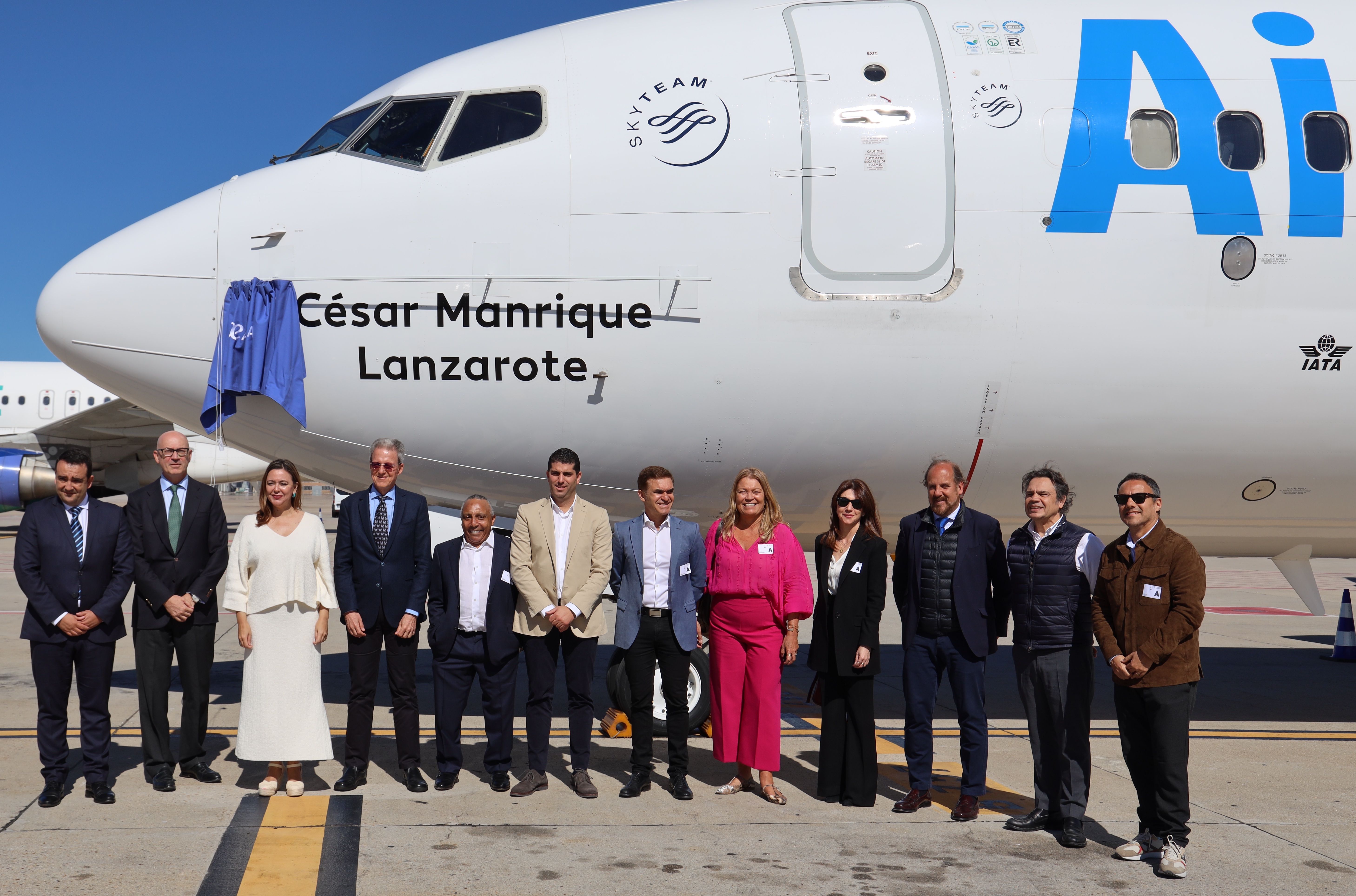 Representantes de Lanzarote y de Air Europa en el "bautismo" del avión que llevará el nombre de César Manrique