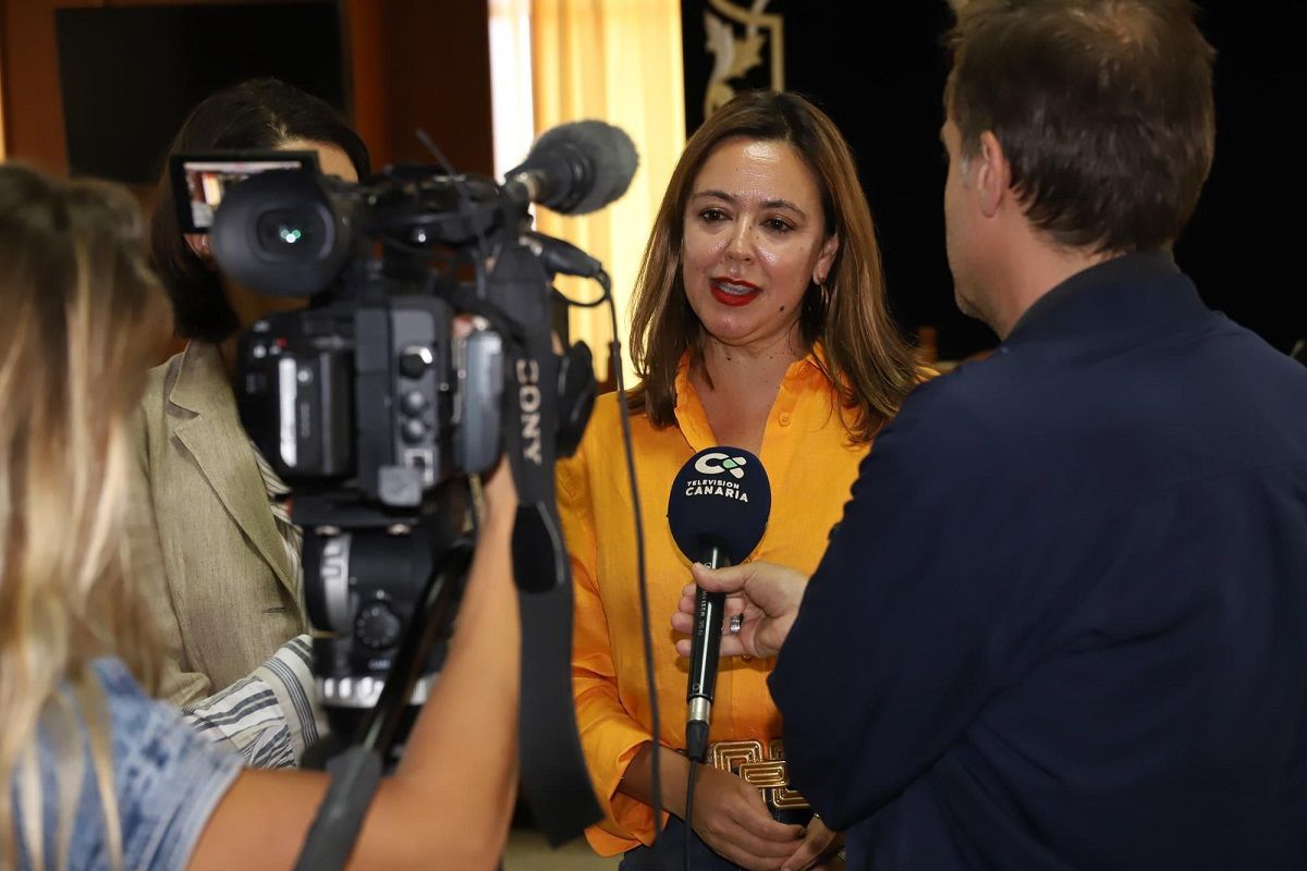 María Dolores Corujo anunciando el acuerdo de cesión