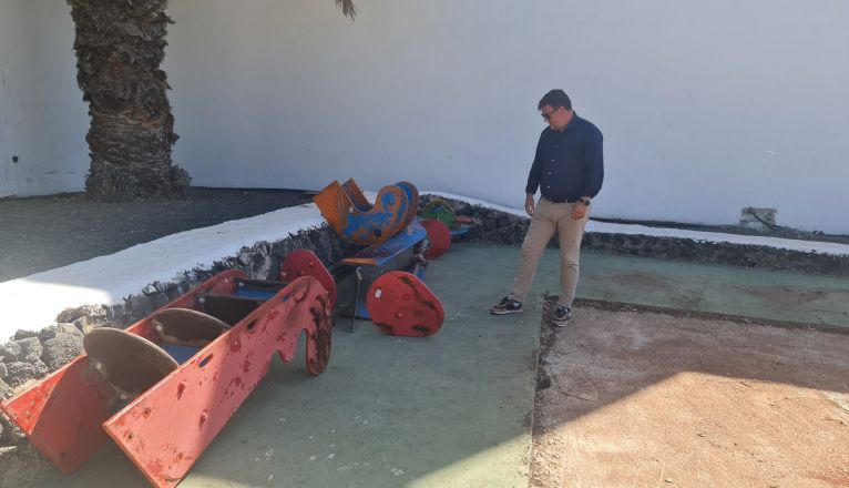 El alcalde de San Bartolomé en el parque para niños de Félix Rodríguez de la Fuente