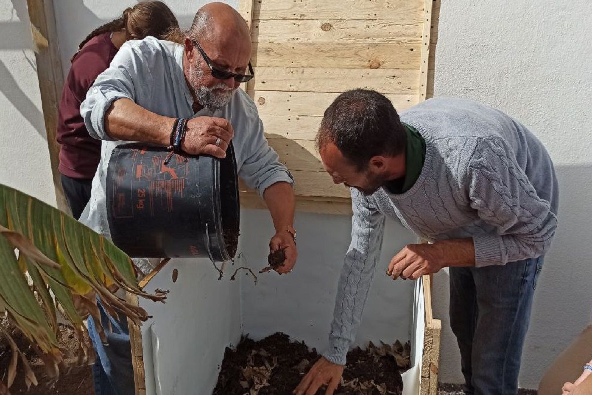  Nicolás Saavedra durante el inicio del proyecto para instalar vermicomposteras