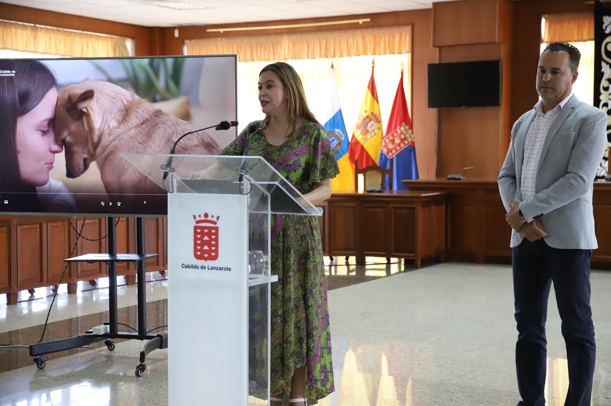 La presidenta del Cabildo de Lanzarote, María Dolores Corujo, durante la presentación del proyecto del vertedero de animales