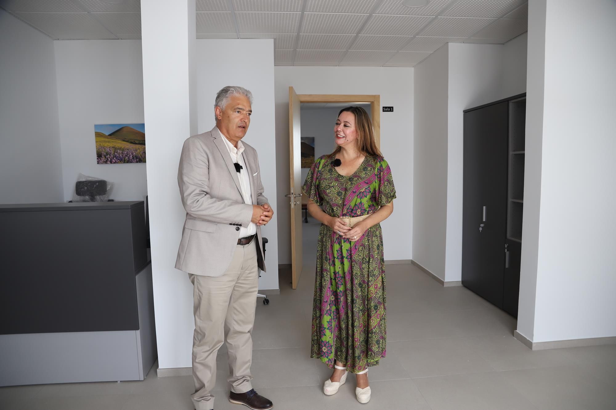 El alcalde de Tías, José Juan Cruz, y la presidenta del Cabildo de Lanzarote, María Dolores Corujo, en el tanatorio de Tías