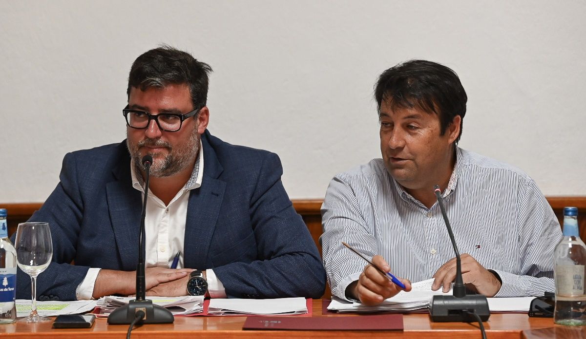 El alcalde de San Bartolomé, Isidro Pérez, y el concejal de Hacienda, Antonio Rocío, destinarán el dinero a parques infantiles 