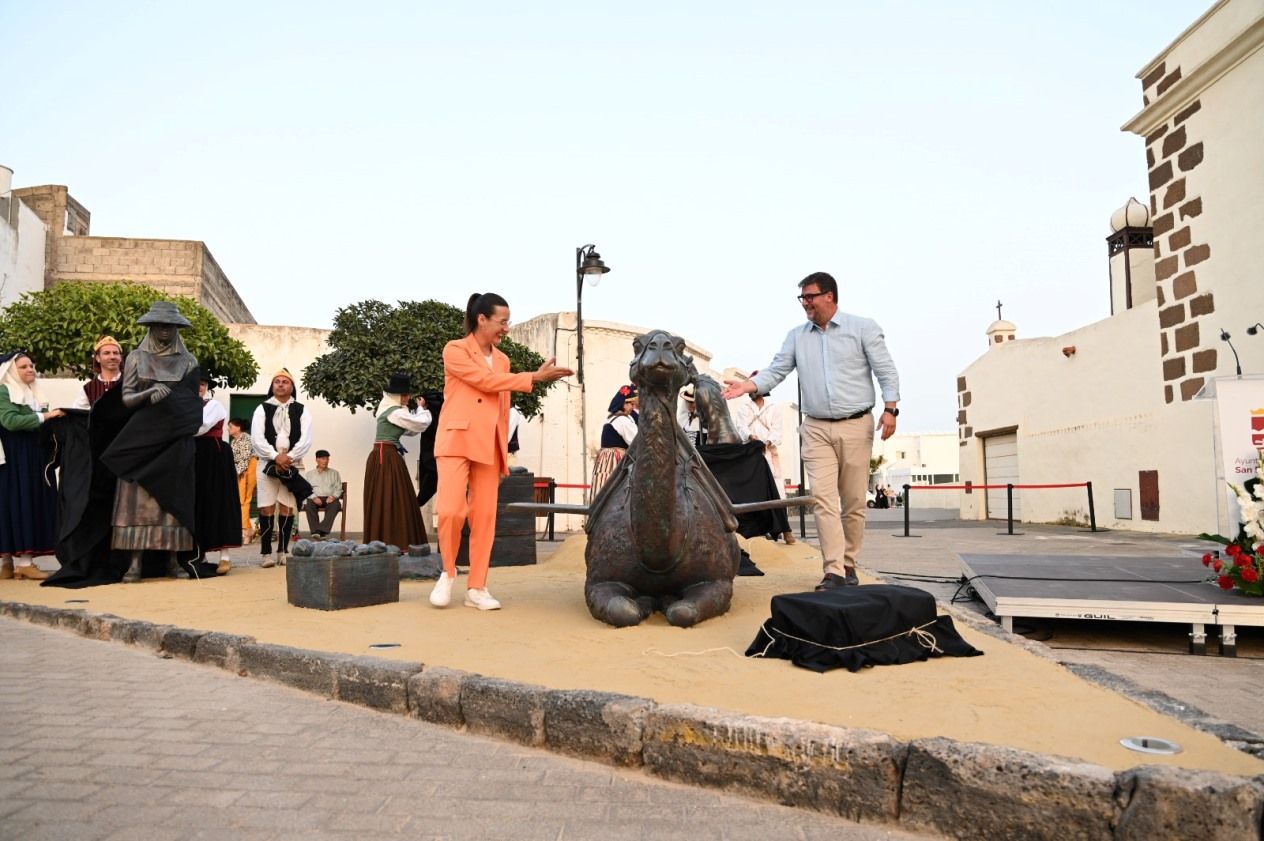 San Bartolomé homenajea a los trabajadores del campo con una escultura de la artista Cintia Machín