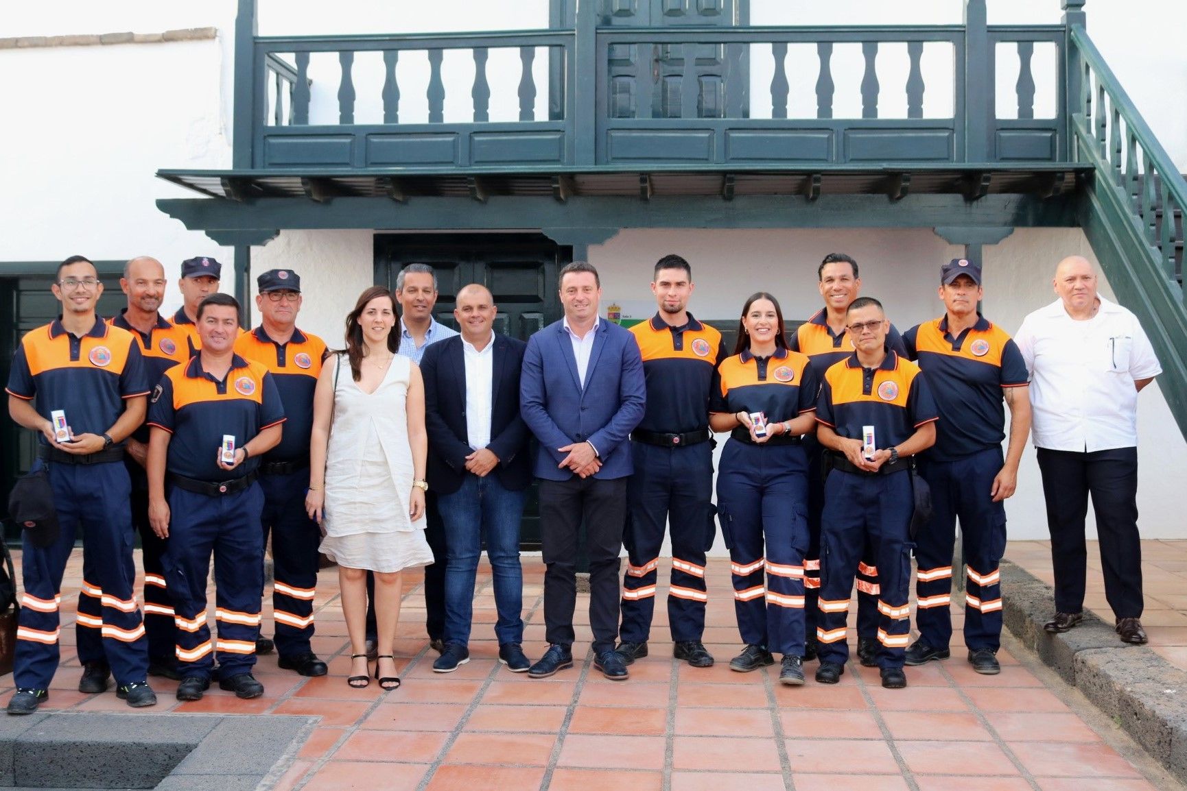 Voluntarios de Protección Civil de Yaiza con el alcalde y  concejal del Área