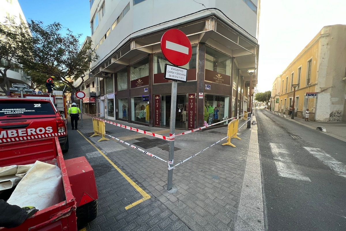 Los bomberos del Consorcio de Seguridad y Emergencias interviniendo por una caída de cascotes en la vía pública en la calle Manolo Millares, en Arrecife