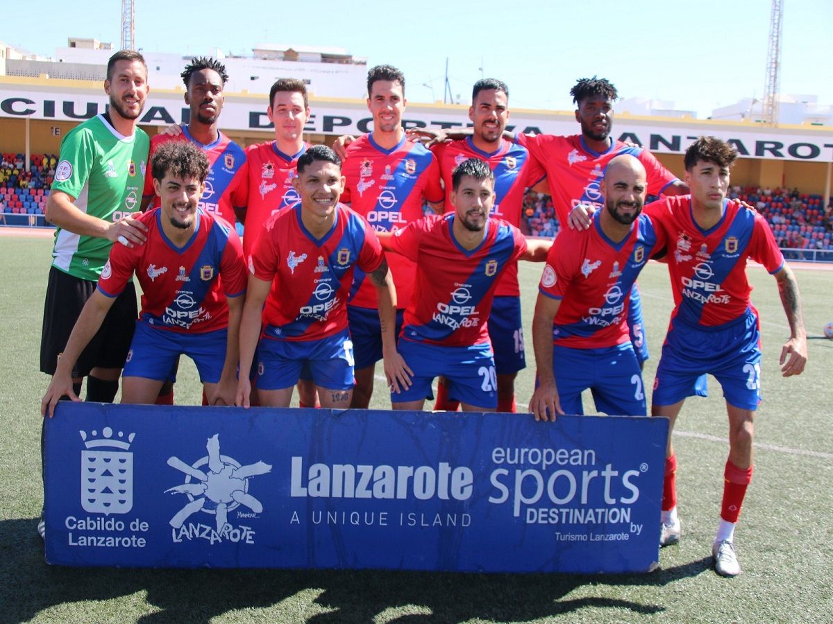 Imagen de los ganadores del UD Lanzarote en el Partido entre el UD Lanzarote y el UD Ibarra 