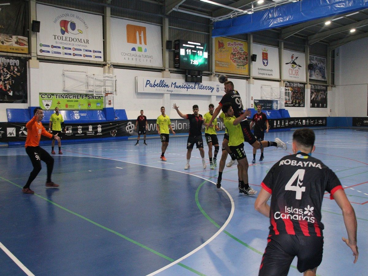 Partido entre el LandBit Lanzarote y el Balonmano Tejina La Laguna en la 26º jornada del grupo A de la Primera Nacional Masculina