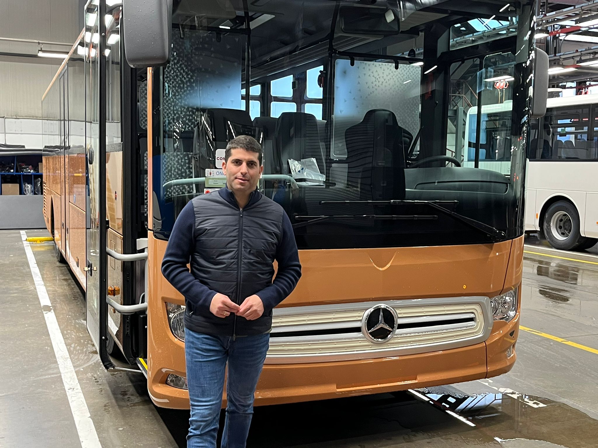 El consejero delegado de los Centros Turísticos, Benjamín Perdomo, durante su visita a la planta de Mercedes en Turquía para conocer el avance de las guaguas