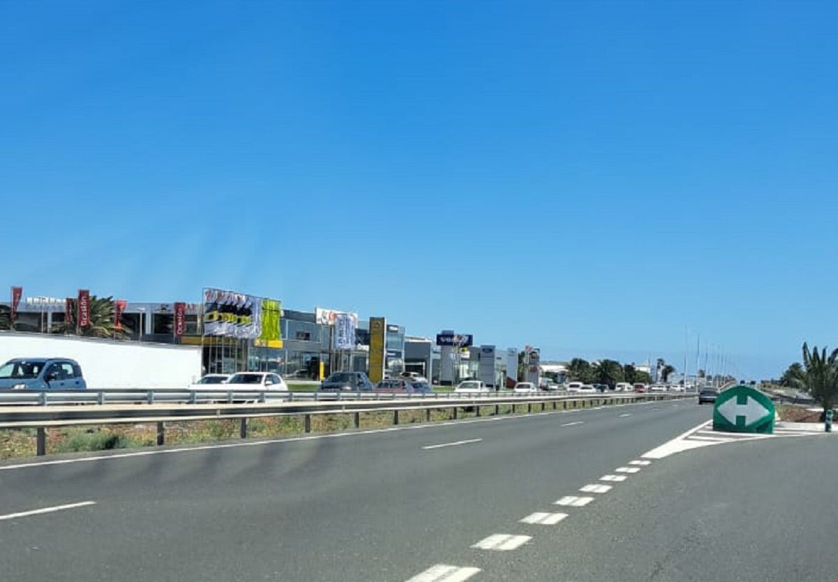 Retenciones en la LZ-2, en dirección Yaiza, tras un accidente entre dos coches